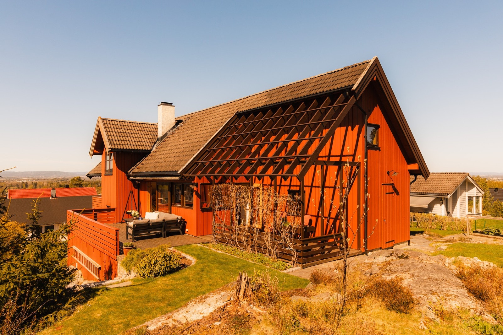 Terrasser og balkonger gir flere hyggelige soner for både avslapning og sosiale anledninger, mens tomten oppleves grønn, privat og naturnær. Galleribilde