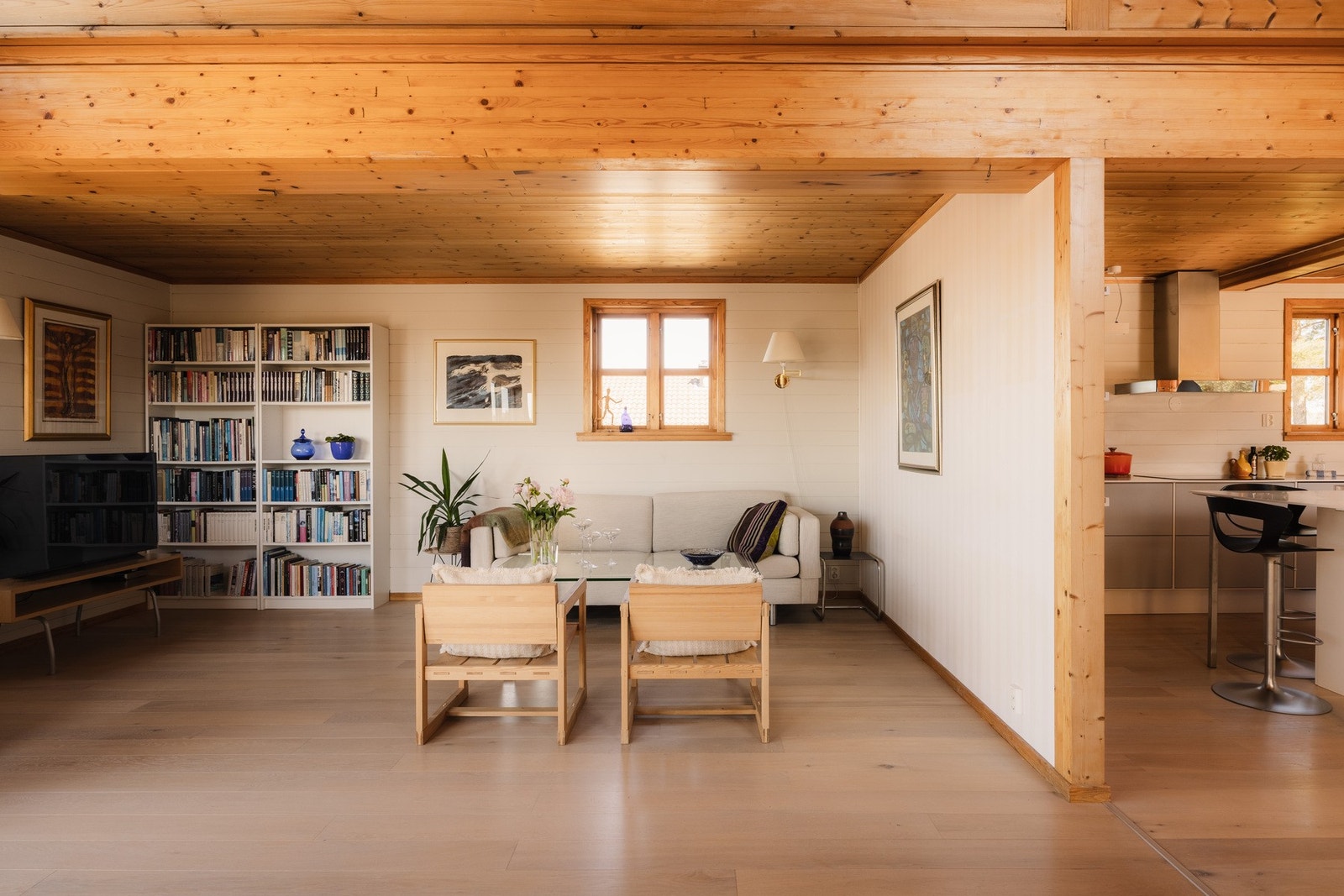Stuen oppleves som et lunt og innbydende oppholdsrom med god plass til både sofagruppe og TV. Galleribilde