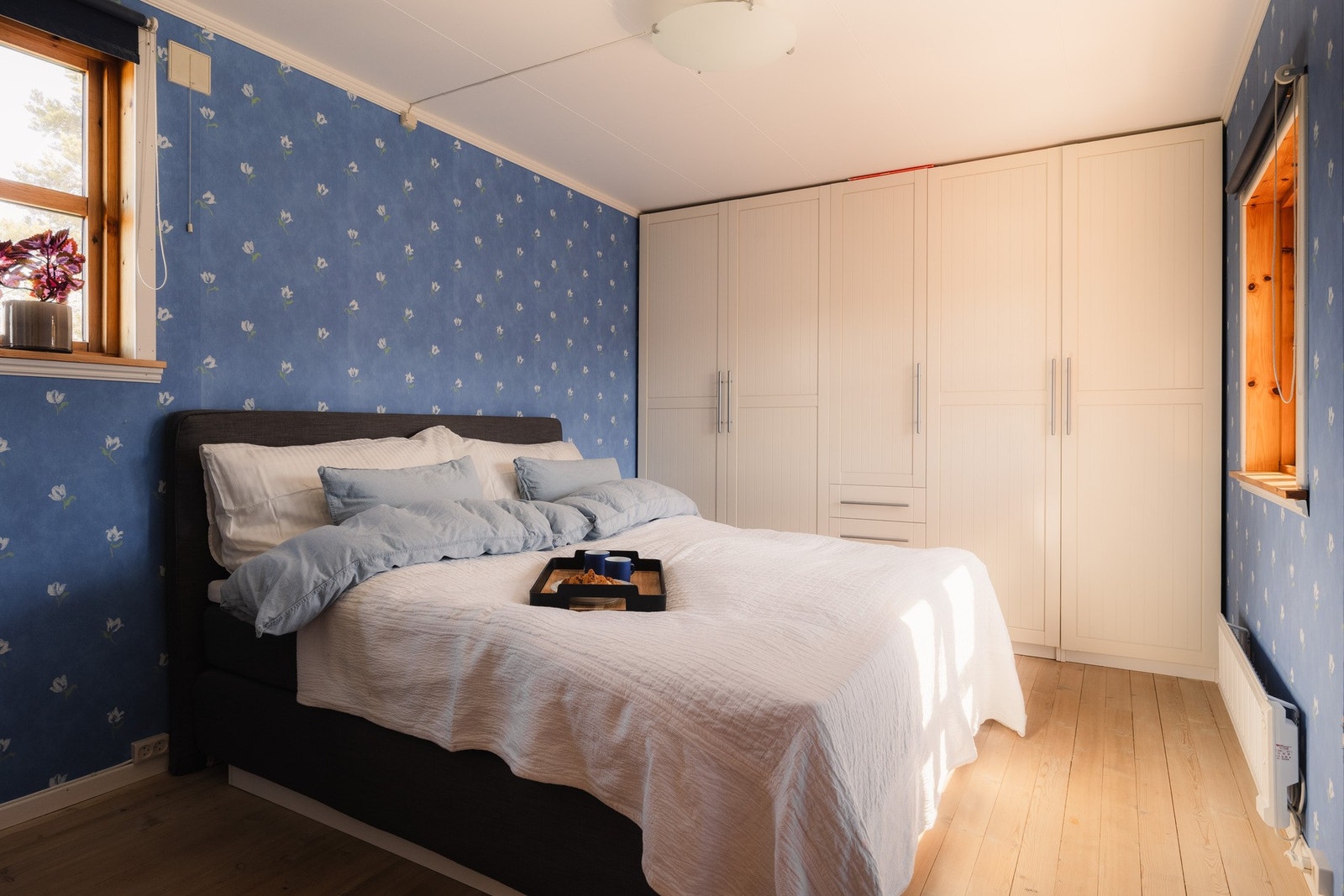 Originale tregulv og rikelig med oppbevaringplass i garderobe. Galleribilde