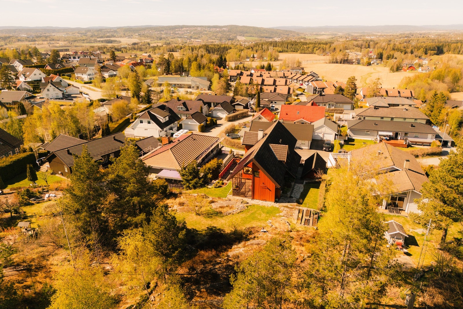 Fra boligen er det kort vei til bussforbindelse med avganger mot både Sørumsand og Lillestrøm, samt Frogner stasjon med togforbindelse videre til Oslo på ca. 20 minutter. Galleribilde