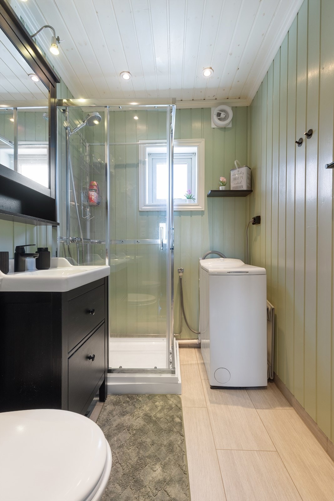 Rommet er utstyrt med innfelte downlights i taket og et nytt dusjkabinett. Galleribilde