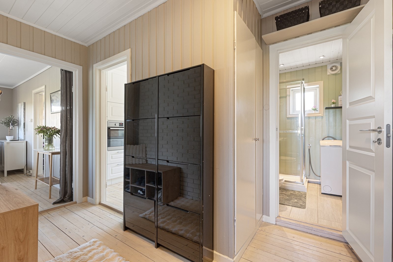 Fra entréen er det direkte tilgang til badet og åpen passasje videre inn mot stue og kjøkken. Galleribilde