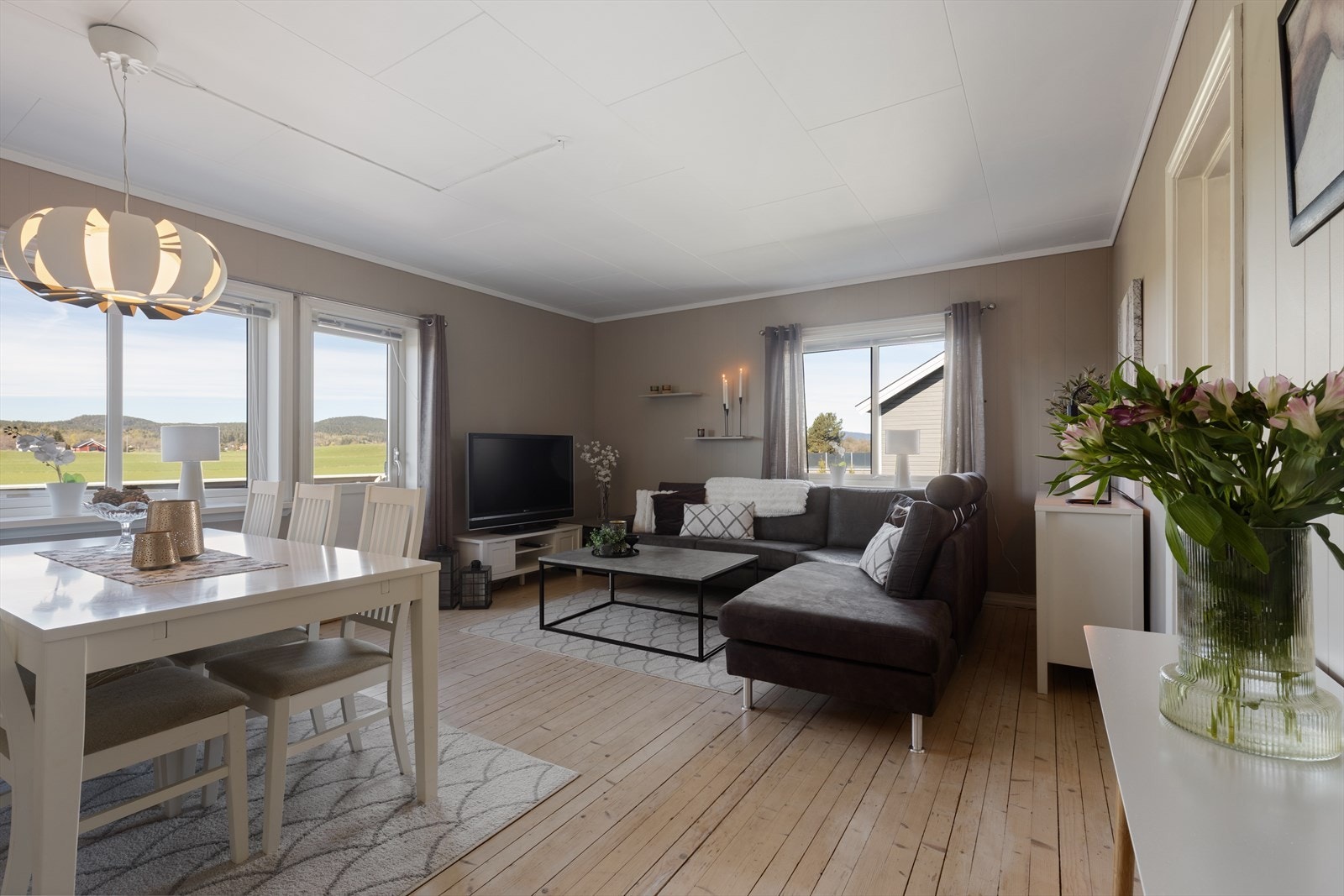 EiendomsMegler1 v/Carina Myhre presenterer Jernbanevegen 81!
Foto: Inbovi Galleribilde