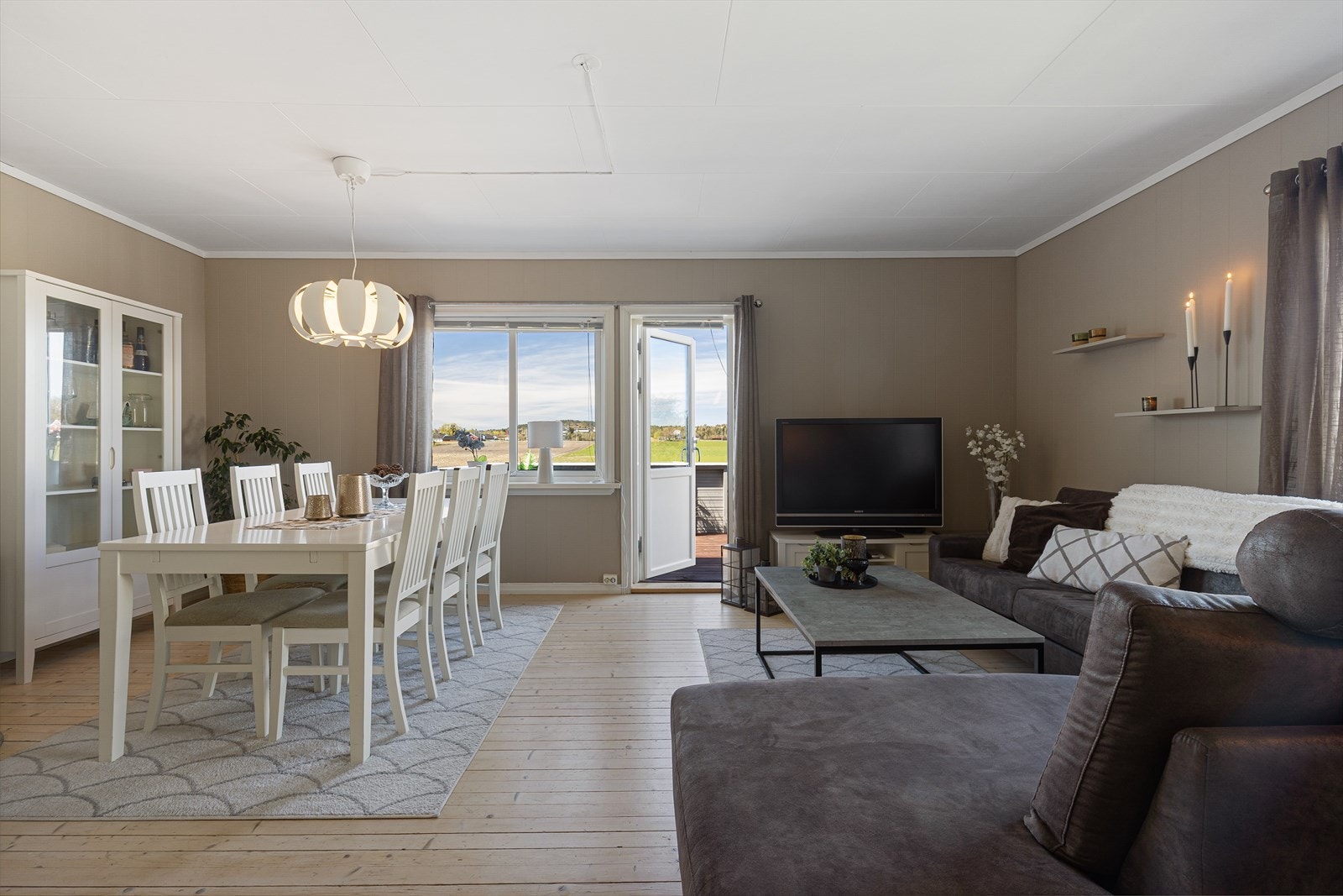 Fra stuen er det utgang til en stor, vestvendt veranda med utsikt over åpne jorder. Galleribilde