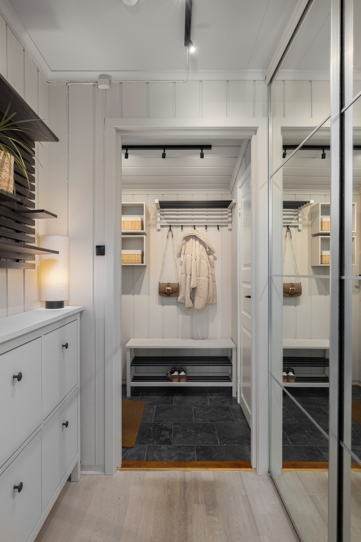 Romslig skyvedørsgarderobe i gang med speilskap foran. Galleribilde