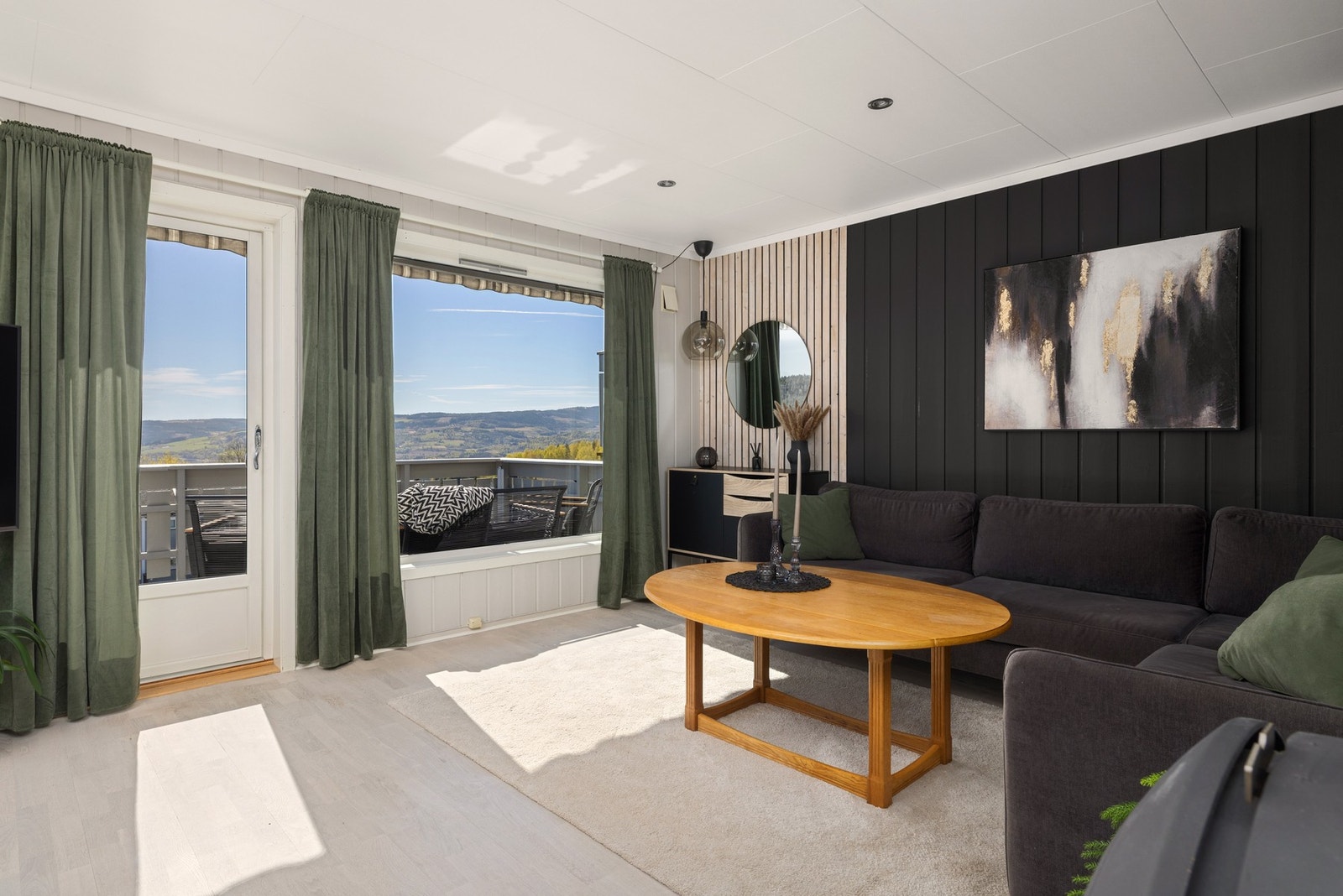 Fra stuen har du utgang til en solrik uteplass. Galleribilde