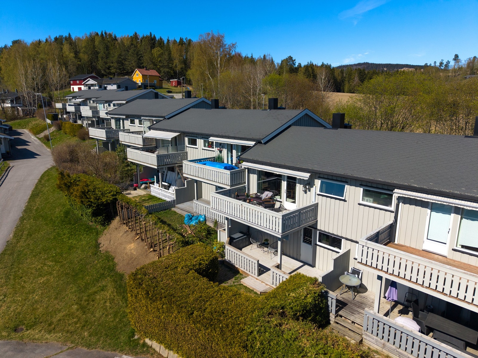 Dette er et godt etablert boligområde som er hyggelig å bo. Galleribilde