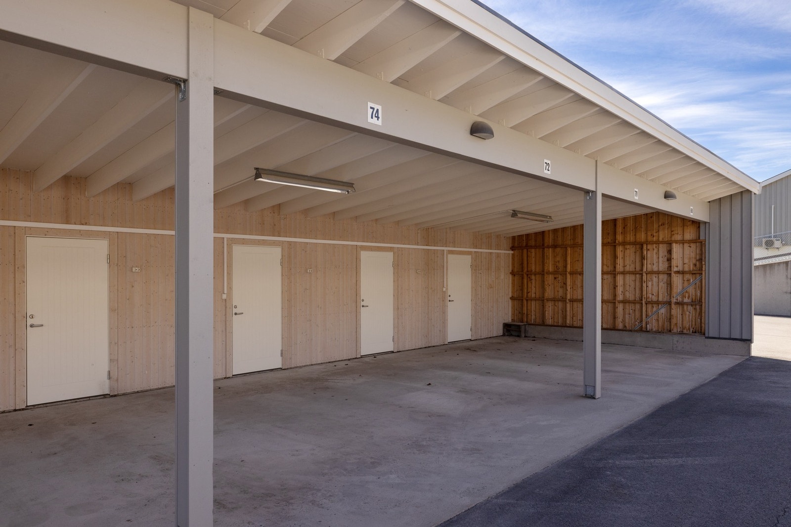 Leiligheten disponerer en carportplass i fellesanlegg med bod i bakkant. Galleribilde