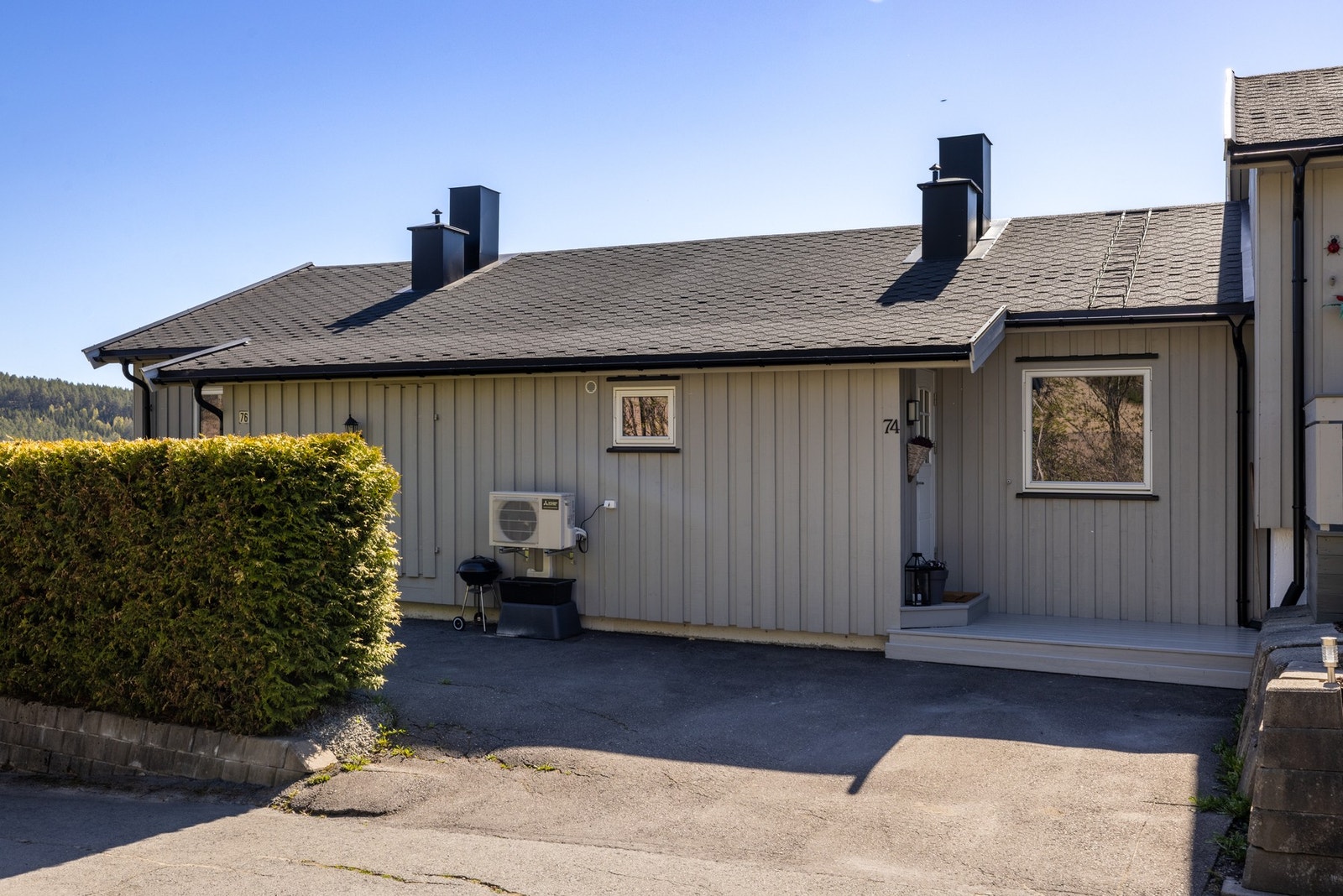 Boligen har også 2 biloppstillingsplasser rett på utsiden, i tillegg til egen carport. Galleribilde