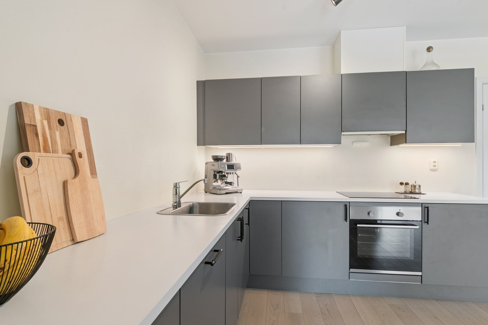 Kum i rustfritt stål nedfelt i slitesterk laminert benkeplate. Galleribilde