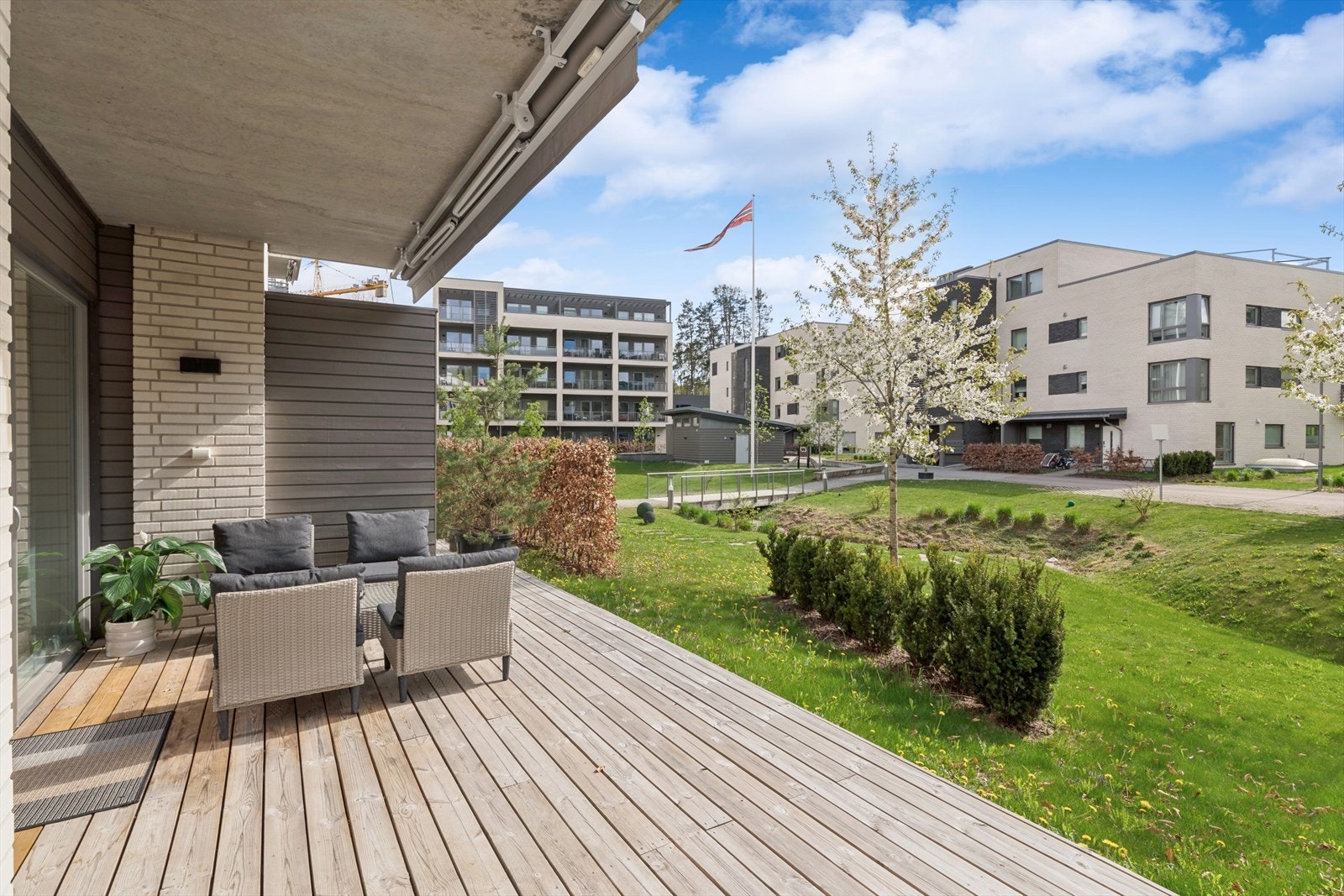 Delvis overbygget terrasse med markise i vakre og grønne omgivelser. Galleribilde