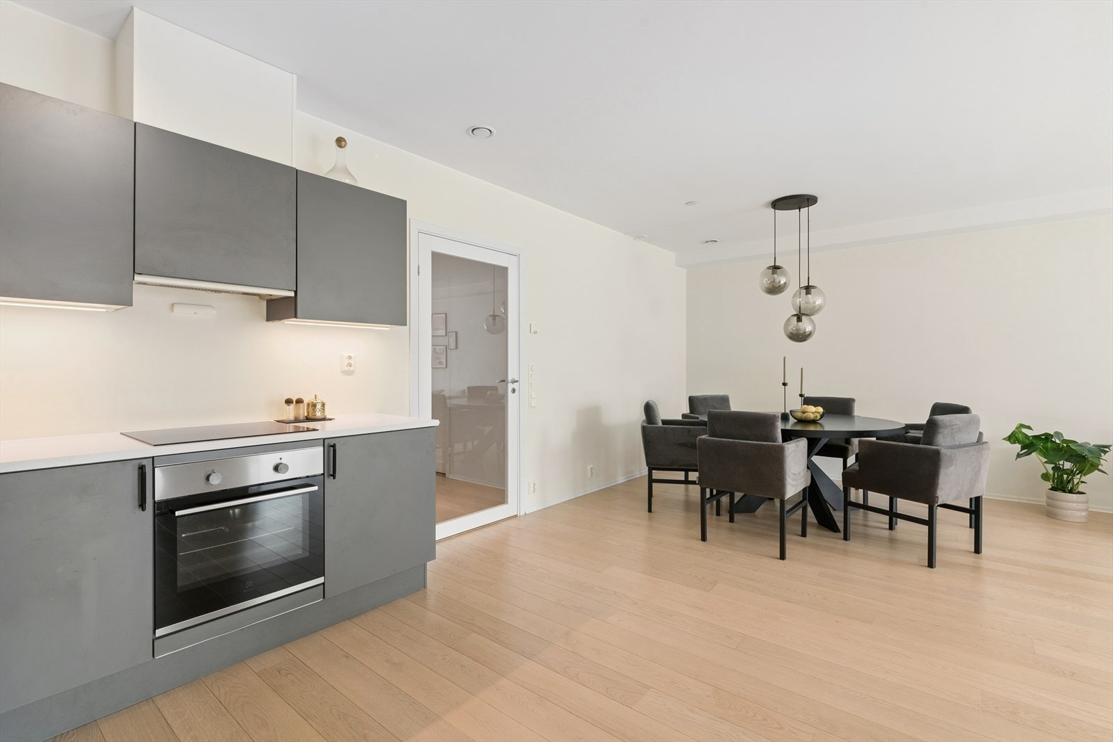 Ovn fra Electrolux, induksjonstopp og komfyrvakt. Galleribilde