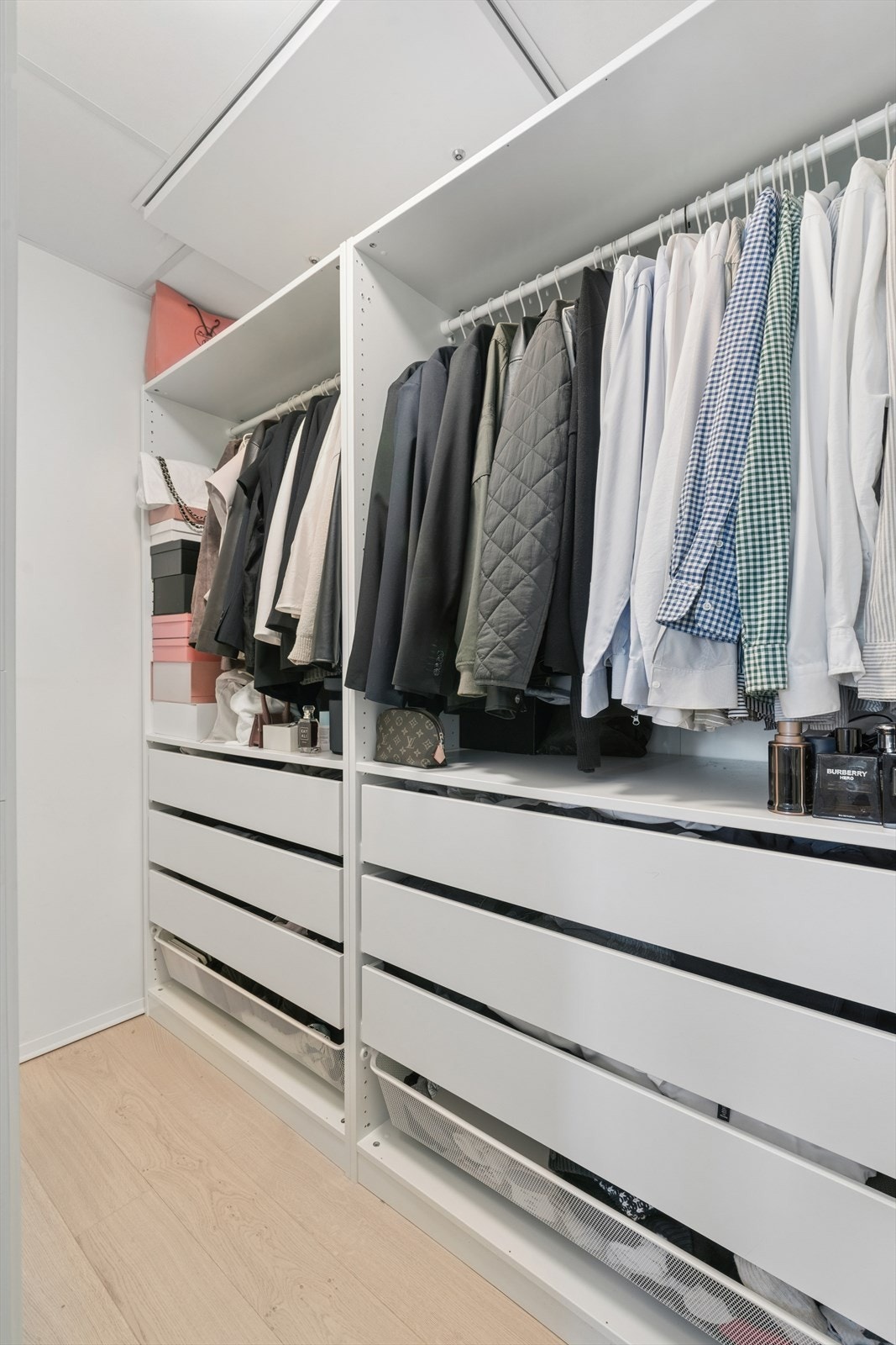 Walk-In closet tilknyttet soverom 1. Galleribilde