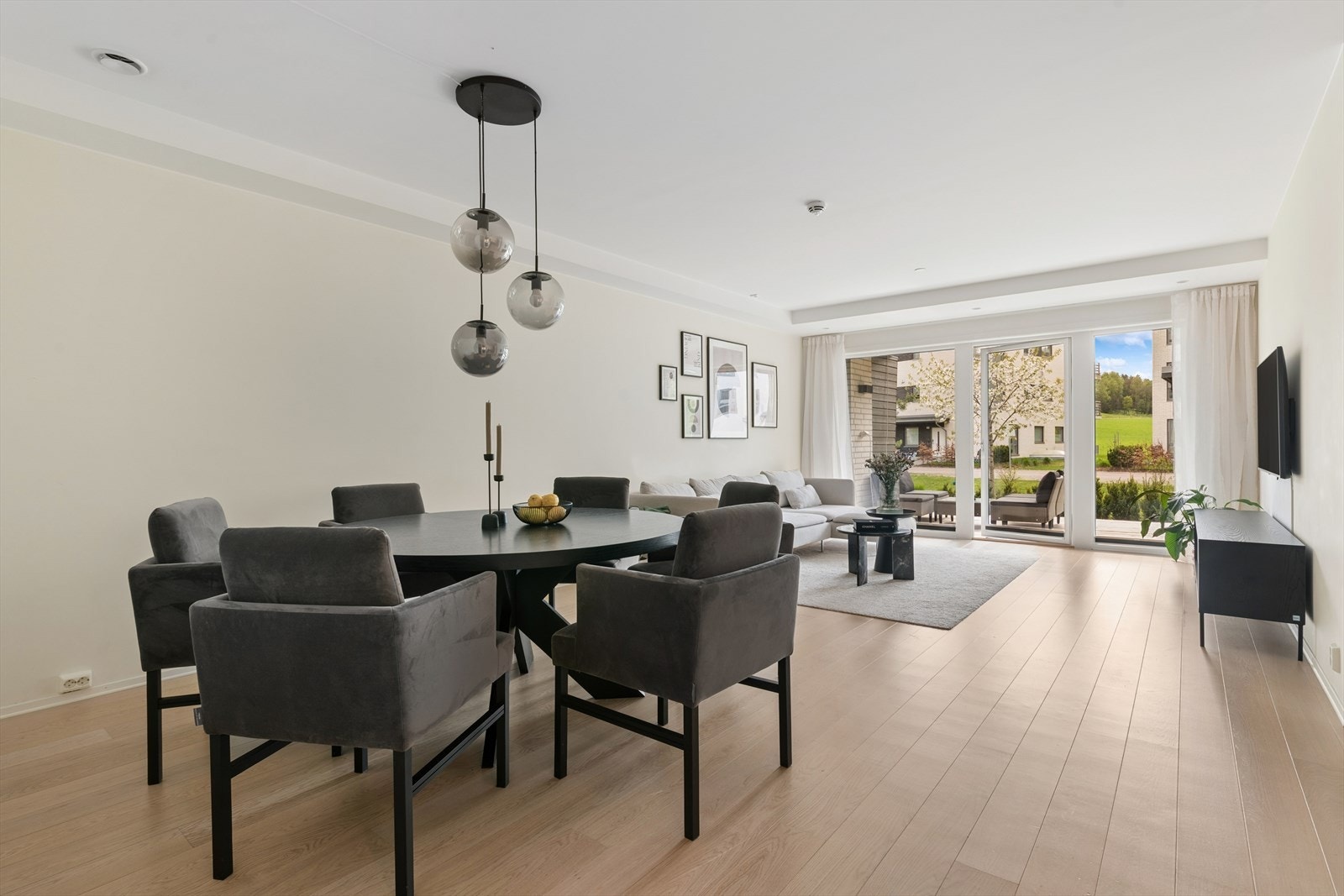 Stuen er romslig og har plass til både sofa og et romslig spisebord Galleribilde