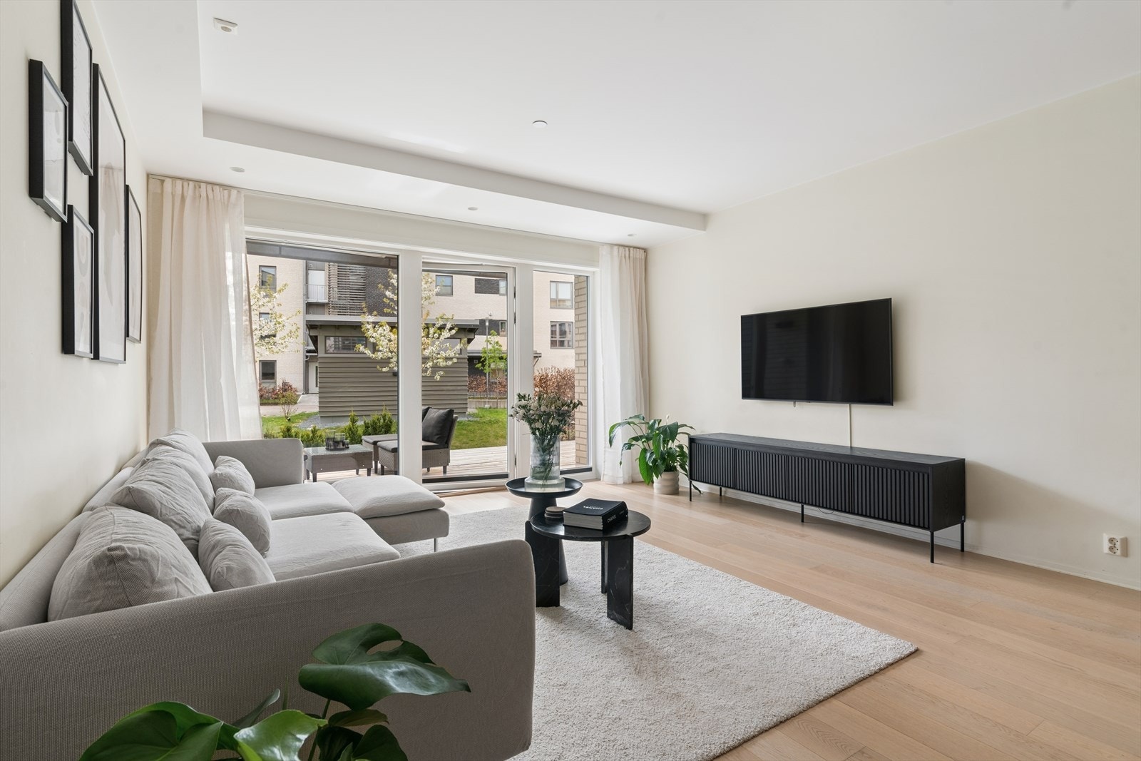 Romslig stue med store vinduer gir rikelig med lys Galleribilde