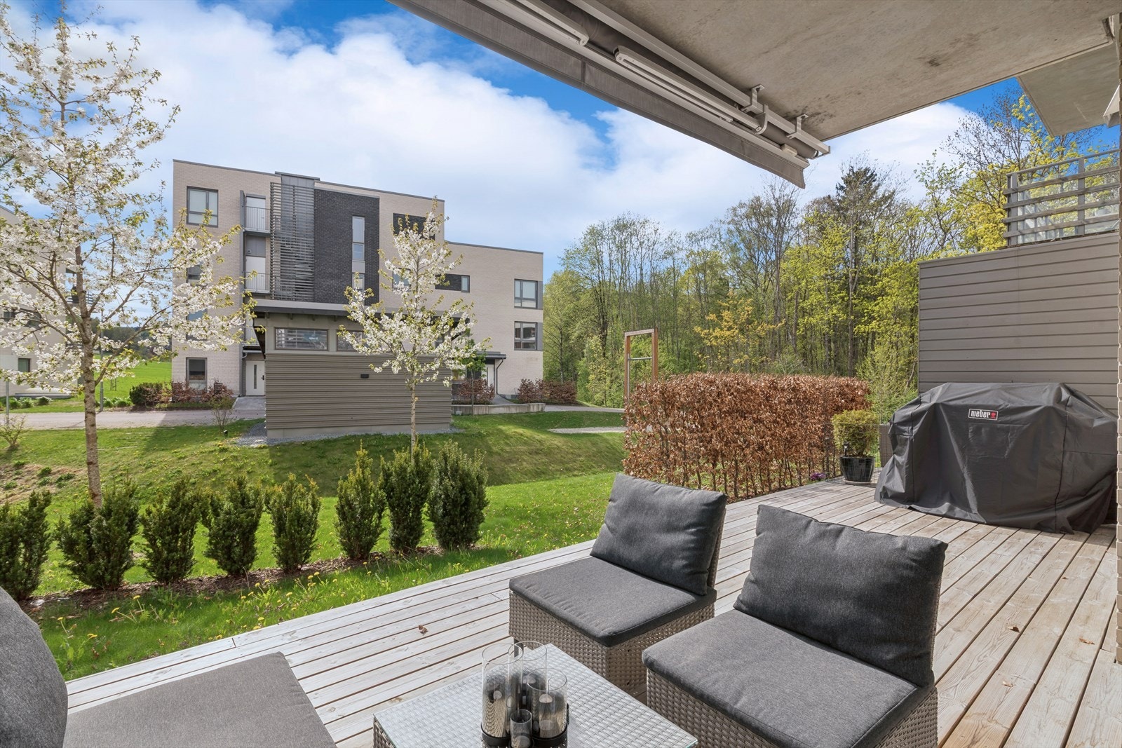 Stor terrasse med god avstand til naboer Galleribilde