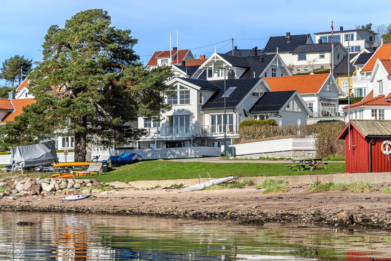 Bo i første rekke mot sjøen Galleribilde