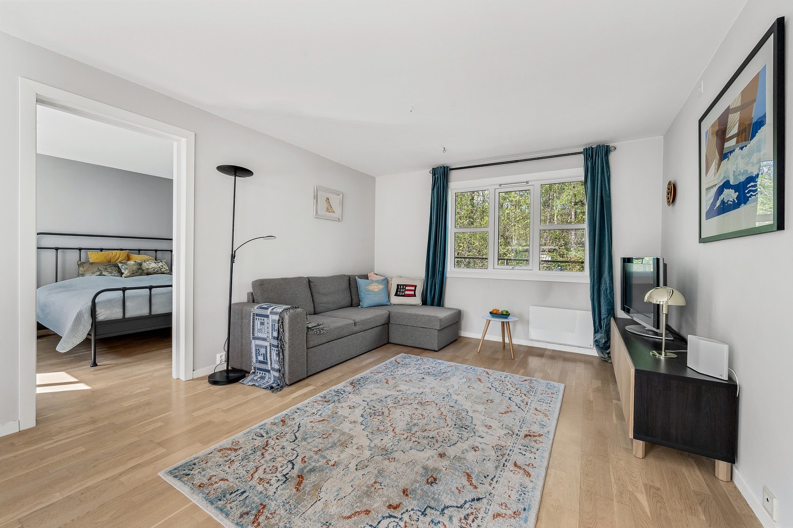 Stuen er romslig med god plass til sofa og videre innredning. Galleribilde