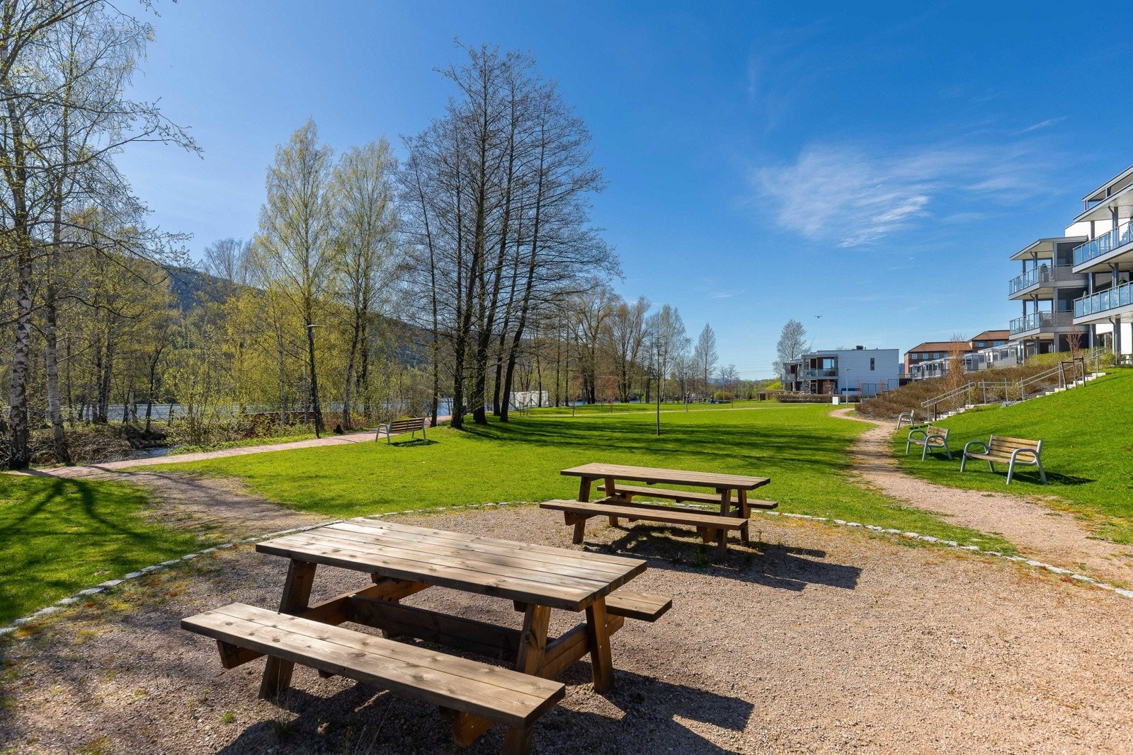 Like nedenfor er stort rekreasjonsområde like ved elva Galleribilde