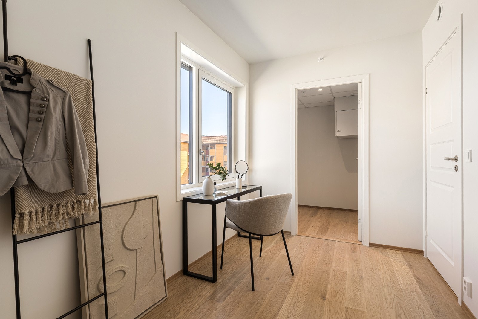 Soverom to har direkte adkomst til walk-in closet / bod Galleribilde