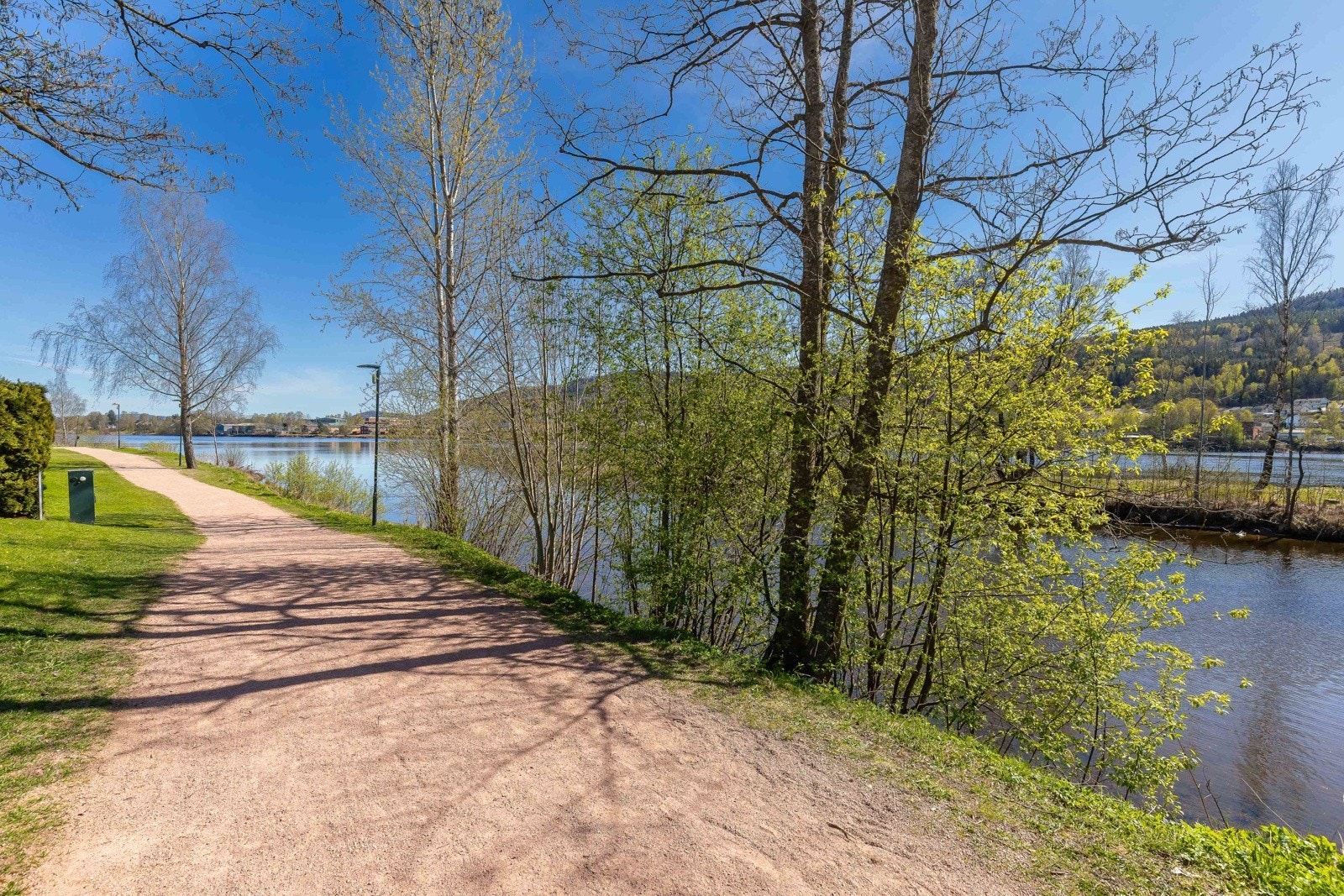Elvepromenaden går langs elva og helt ned til byen og videre til det nye sykehuset Galleribilde