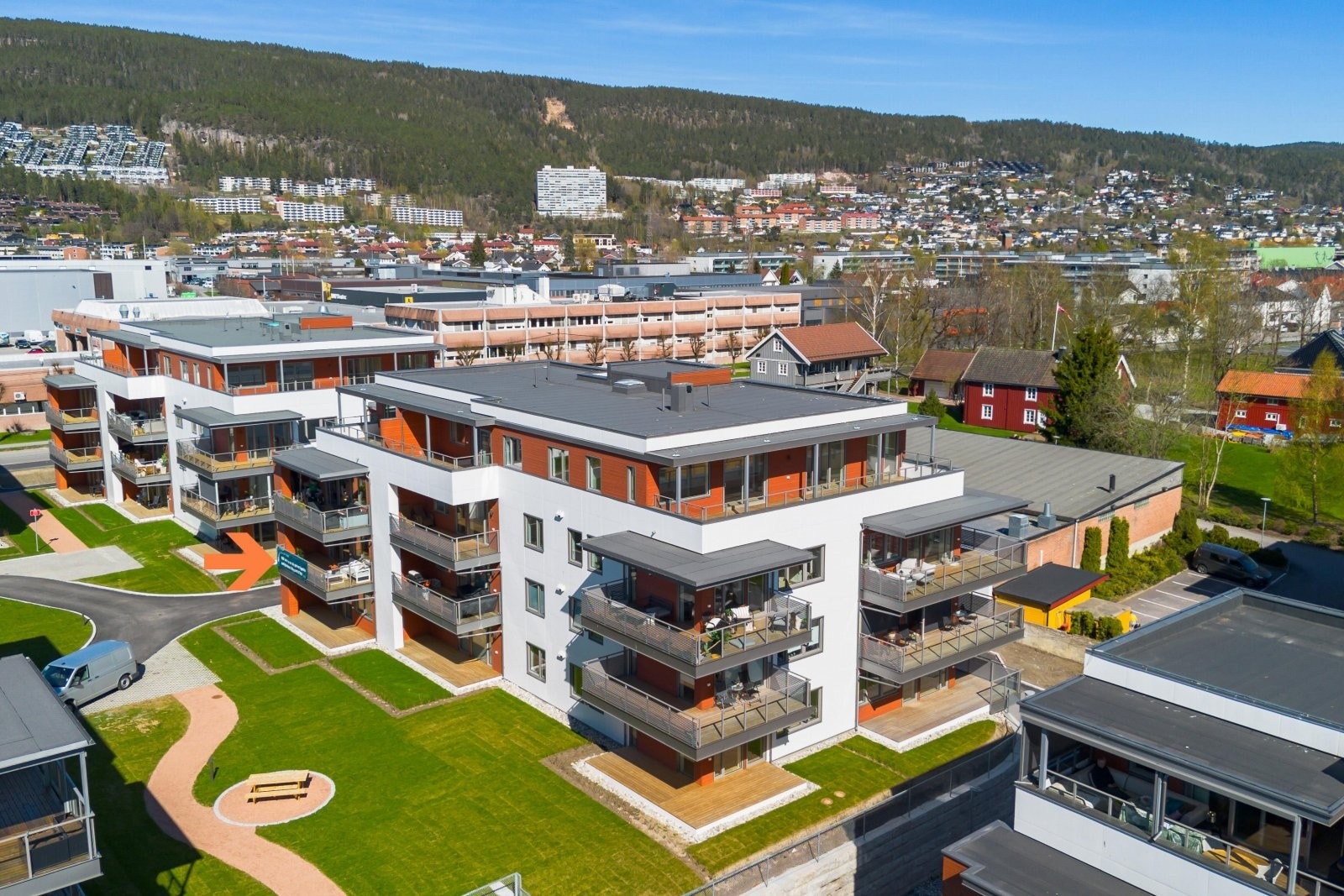 Gunstig plassering i enden i 2. etg. med overbygget balkong | komfortabel vannbåren gulvvarme | balansert ventilasjon Galleribilde
