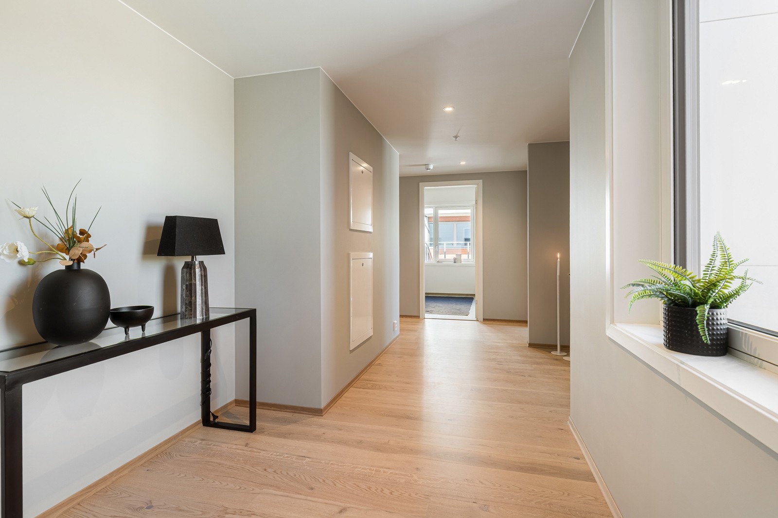 Romslig entré / hall med god plass til 2 store garderober Galleribilde