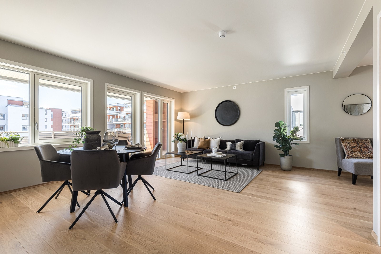 God plass til spisestuen ved vinduene Galleribilde