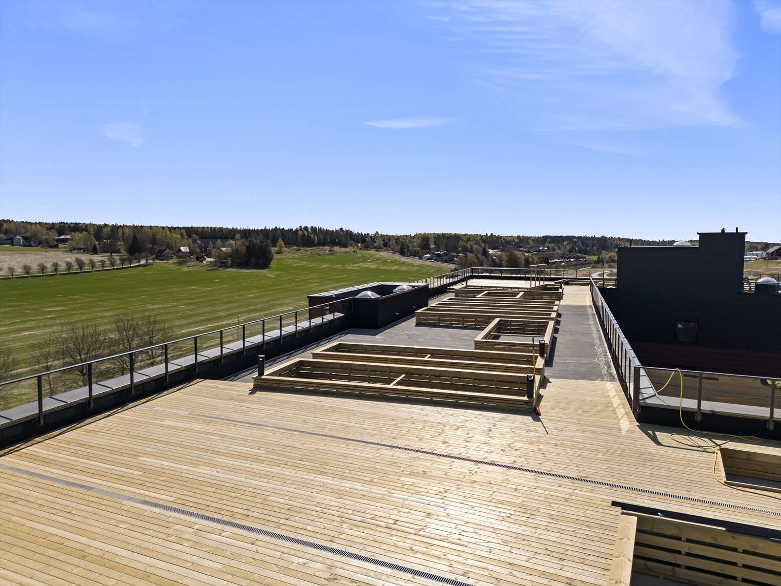 Stor felles takterrasse med flott utsikt og glimrende solforhold Galleribilde