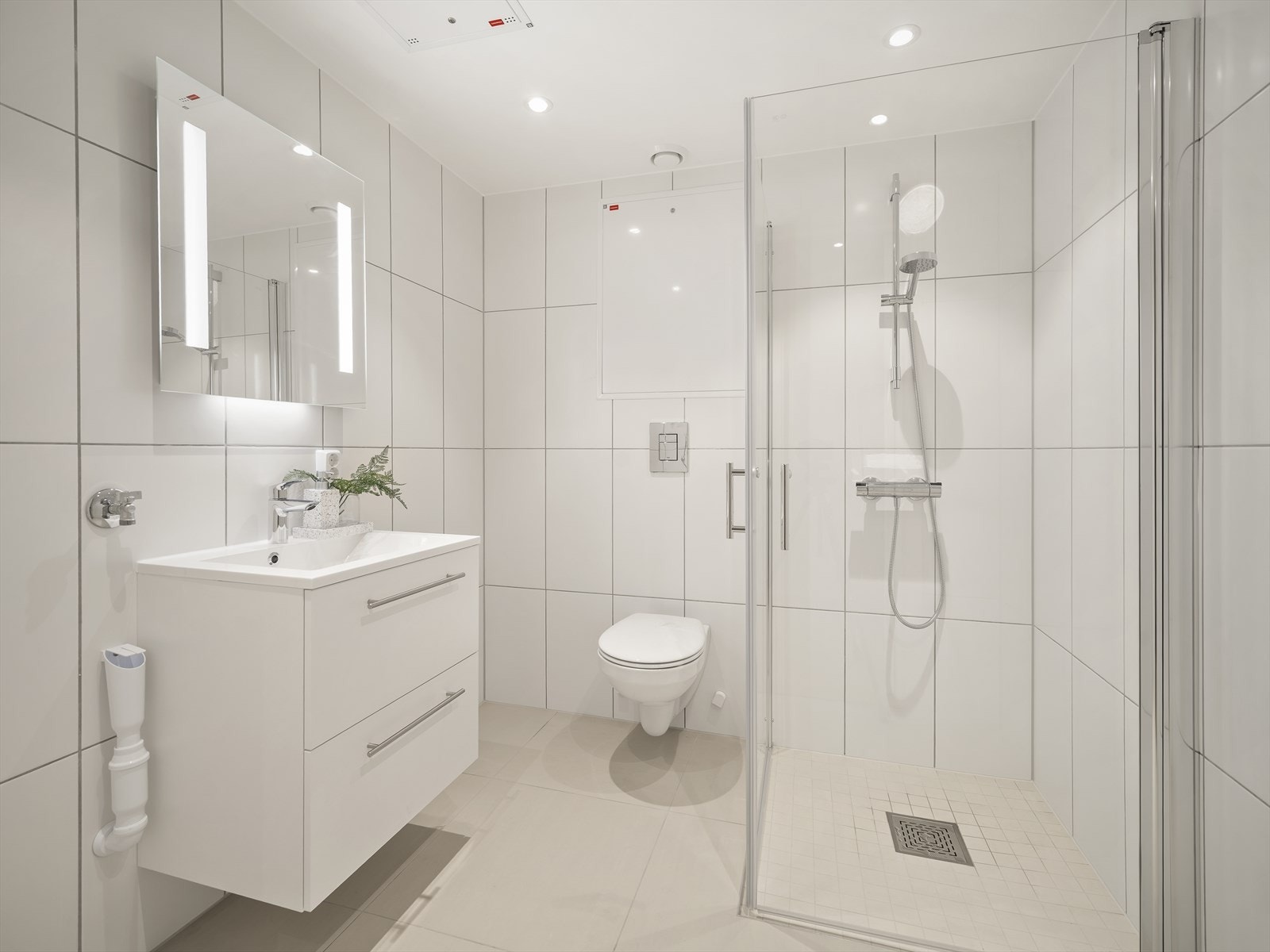 Flislagt bad/vaskerom med downlights Galleribilde