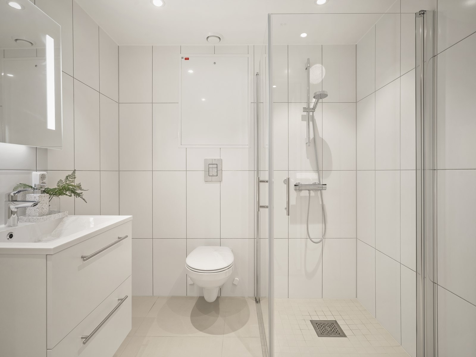 Flislagt bad/vaskerom med downlights Galleribilde