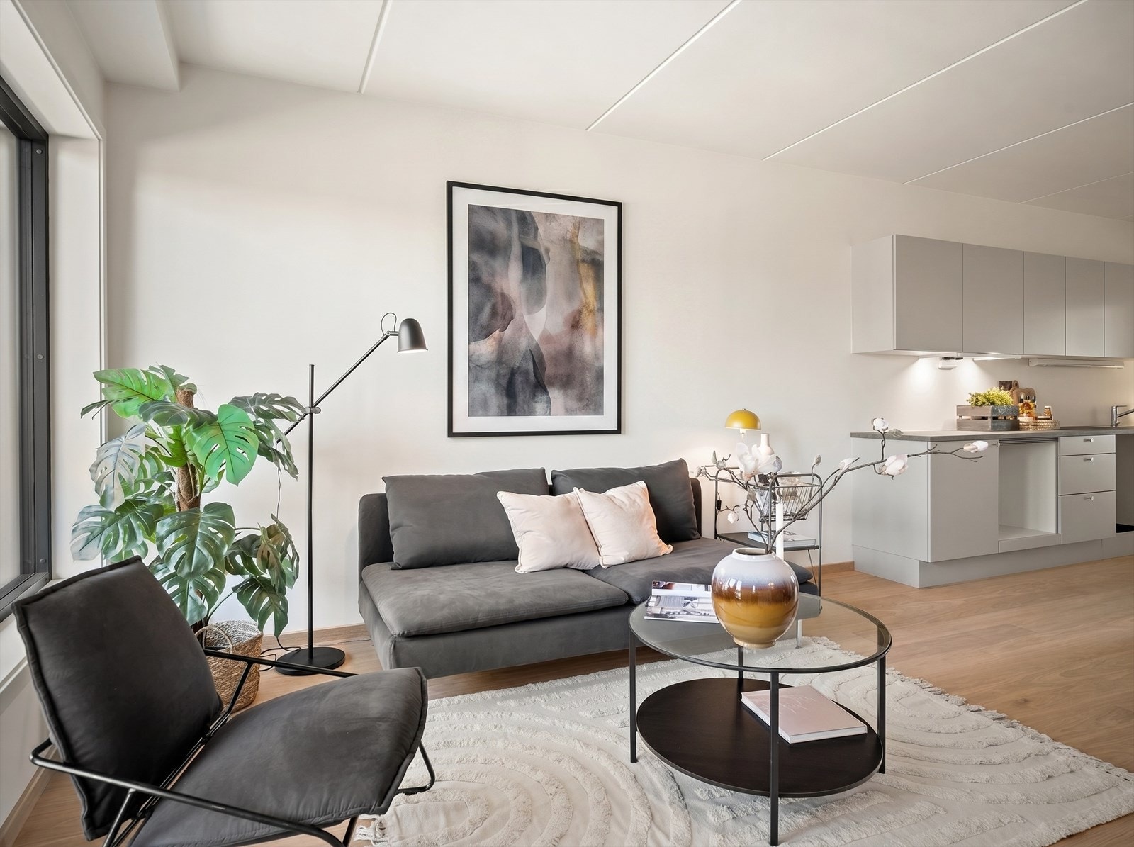Praktisk stue/spisestue som har gode møbleringssoner Galleribilde
