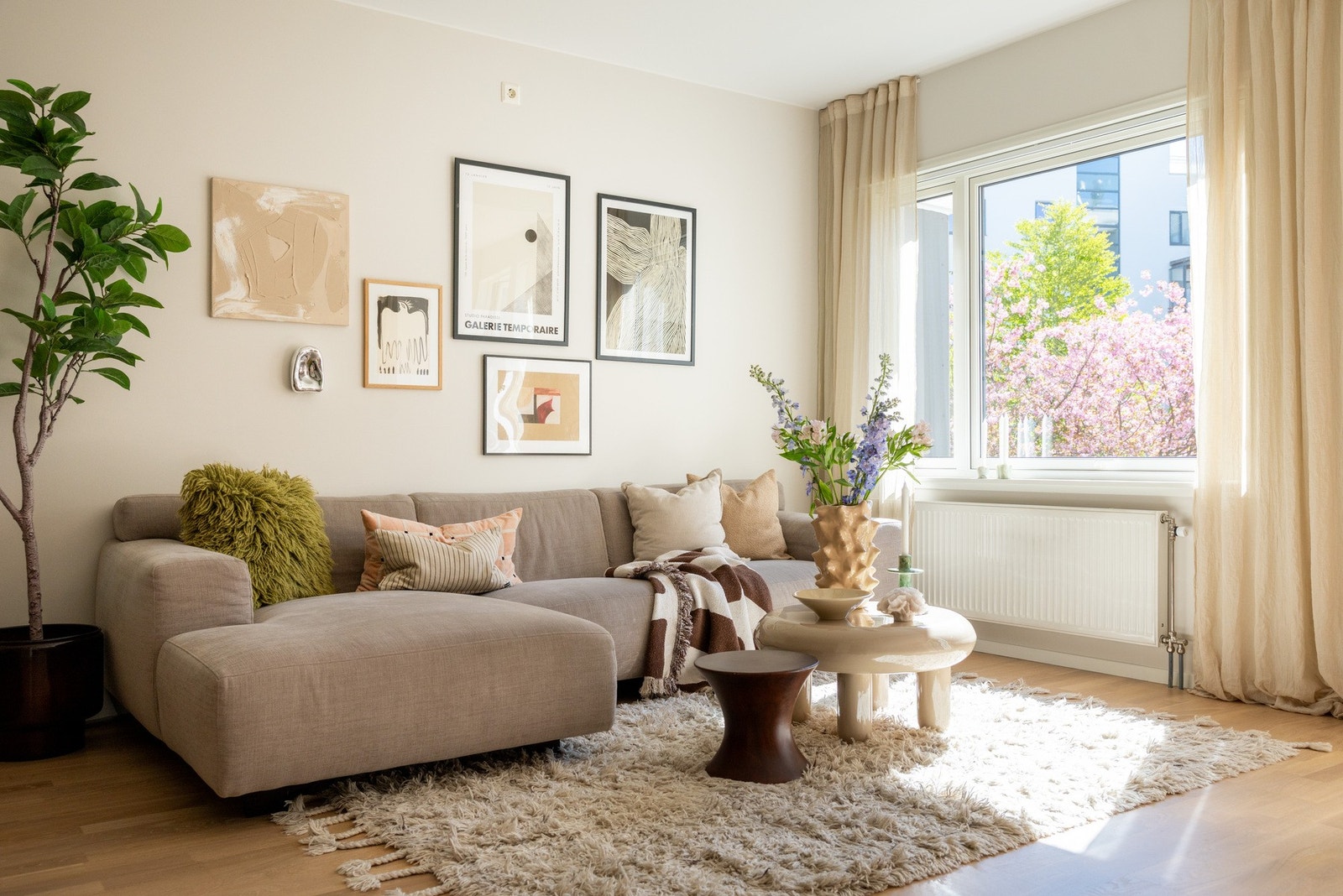 Stuen har god plass til sofagruppe og lesestoler Galleribilde