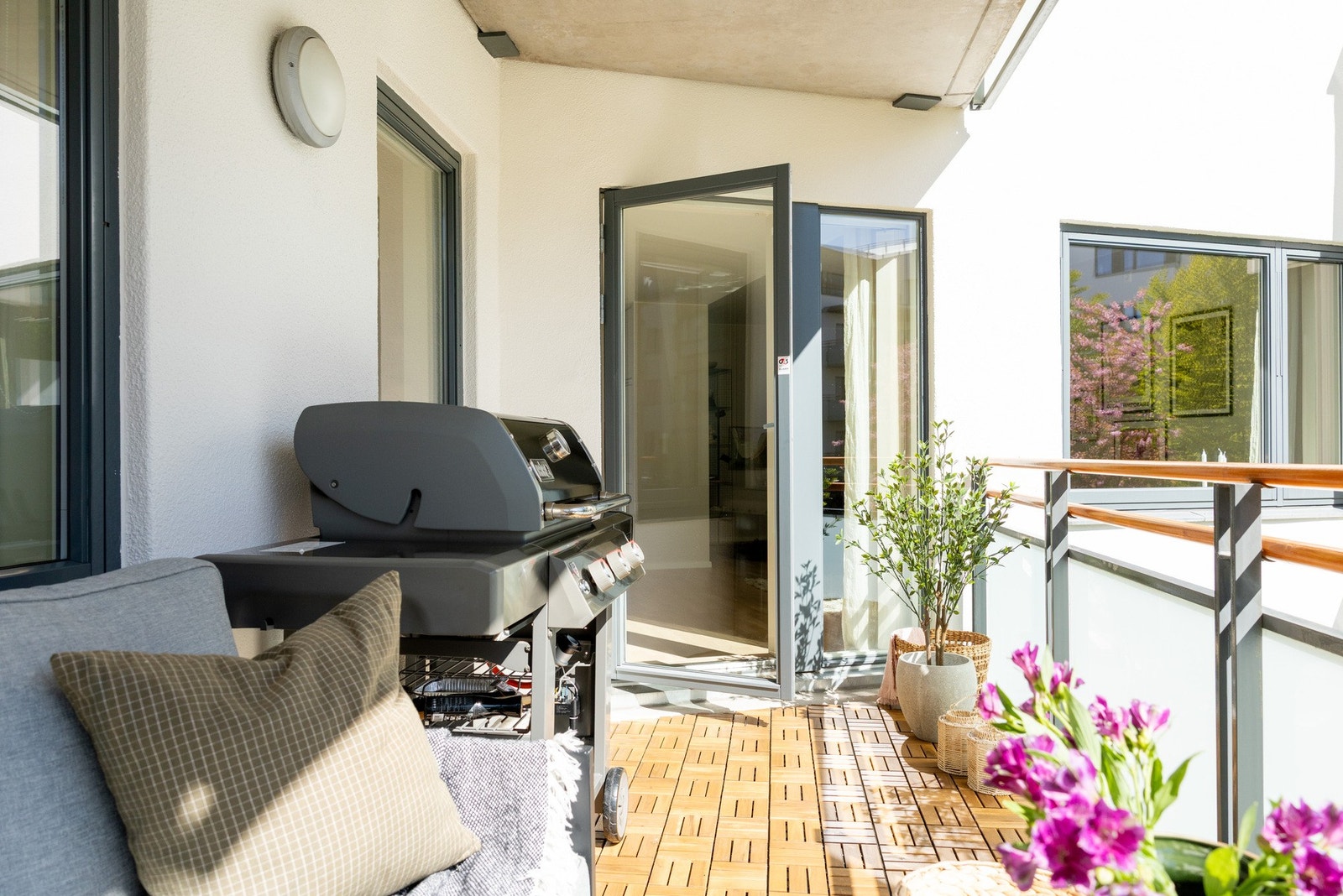 Balkongen har god plass til utemøblement og grill. Nytt gulvbelegg på balkong fra 2026 Galleribilde