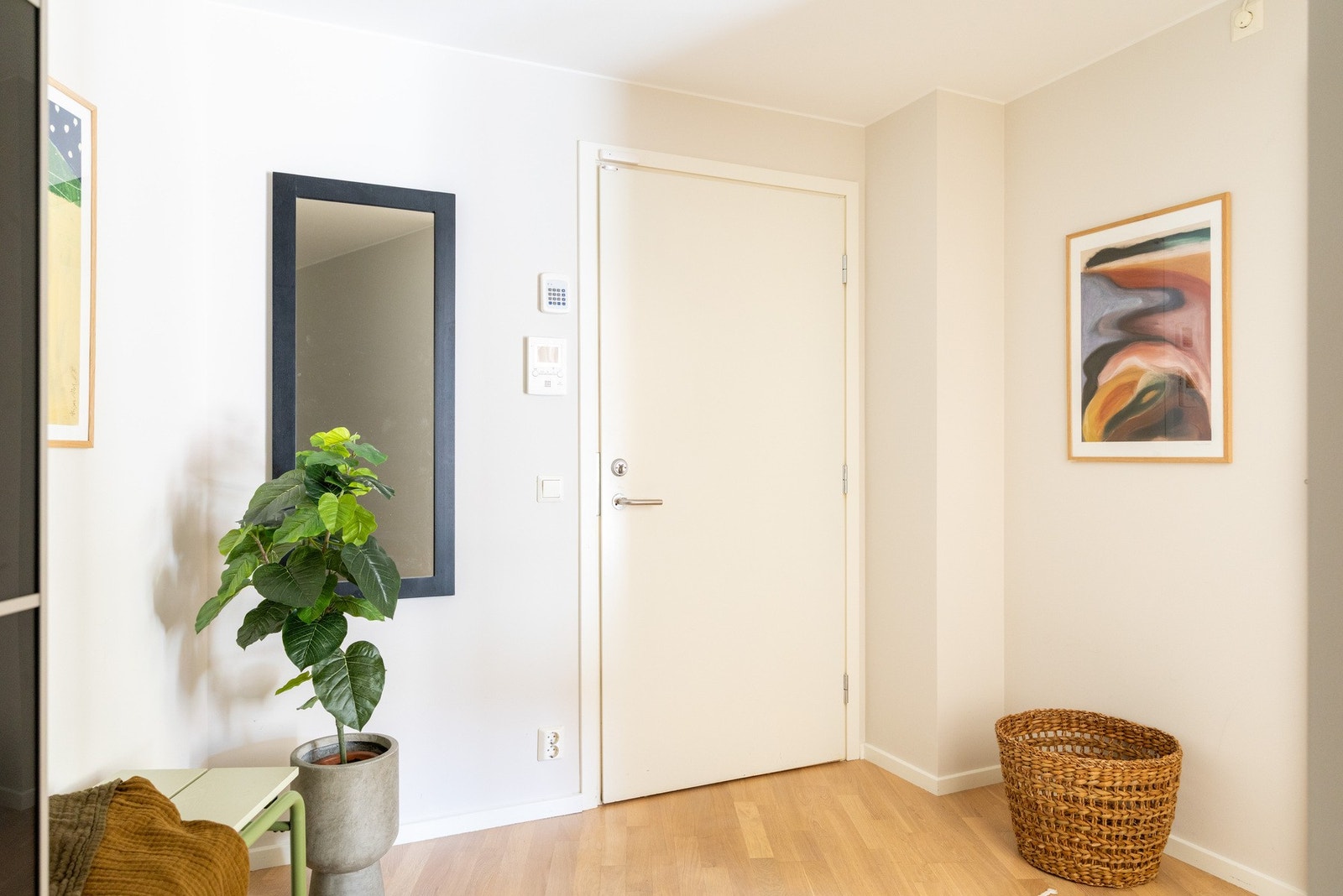 Hyggelig og imøtekommende entré med god plass til stor garderobeløsning - velkommen inn! Galleribilde