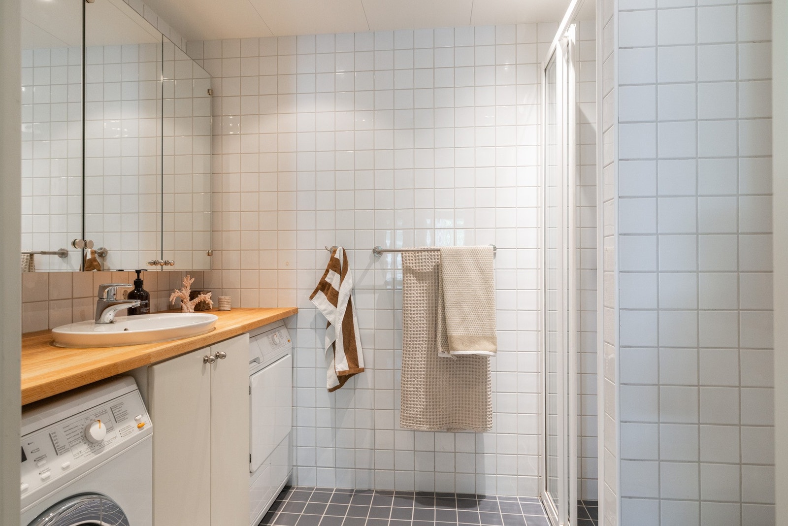 Det er god plass til vaskemaskin og tørketrommel under nyslipt trebenk Galleribilde