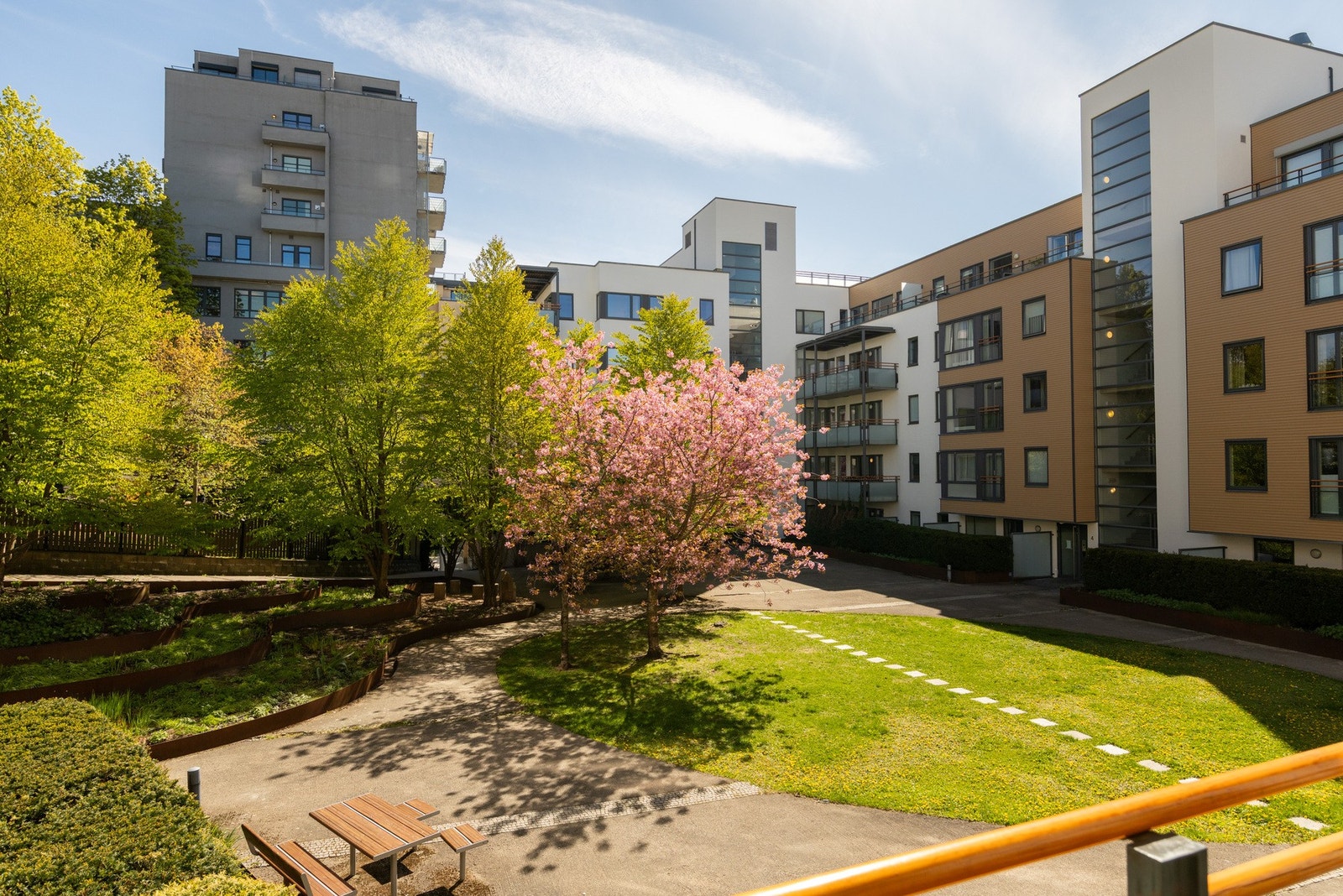 Frodig utsyn mot den flotte bakgården Galleribilde