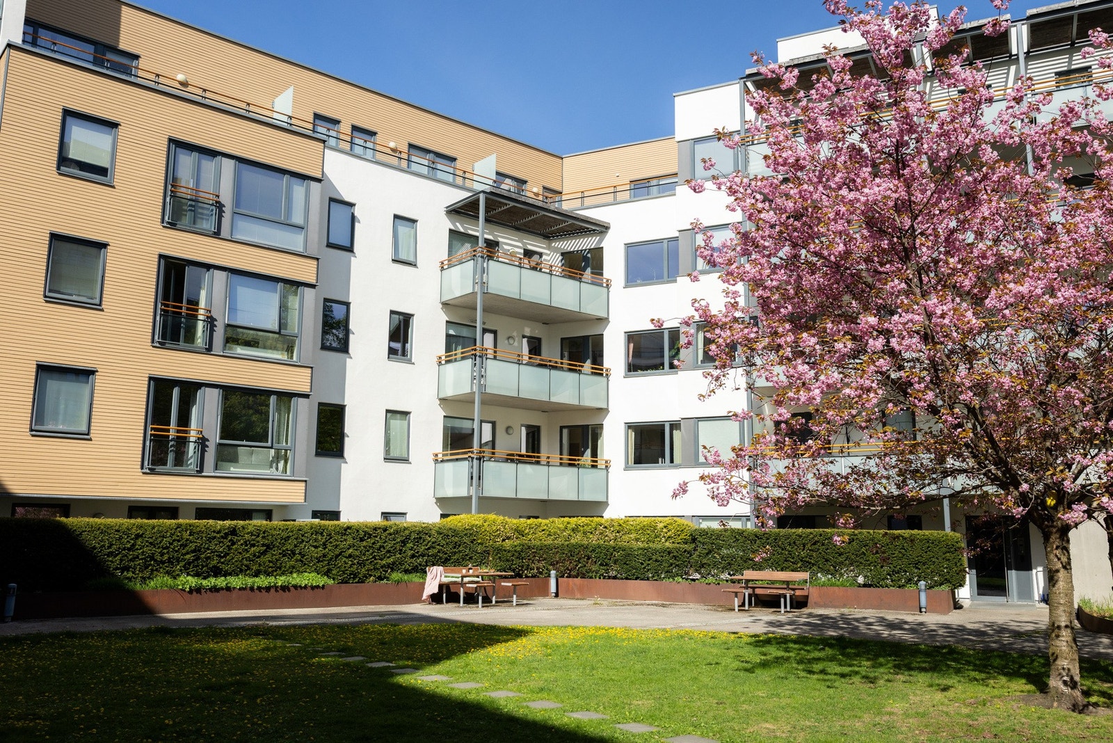 Fra denne siden er boligen en 2.etasje. Leiligheten er registrert som en 4.etasje i bygget med garasjeanlegg Galleribilde