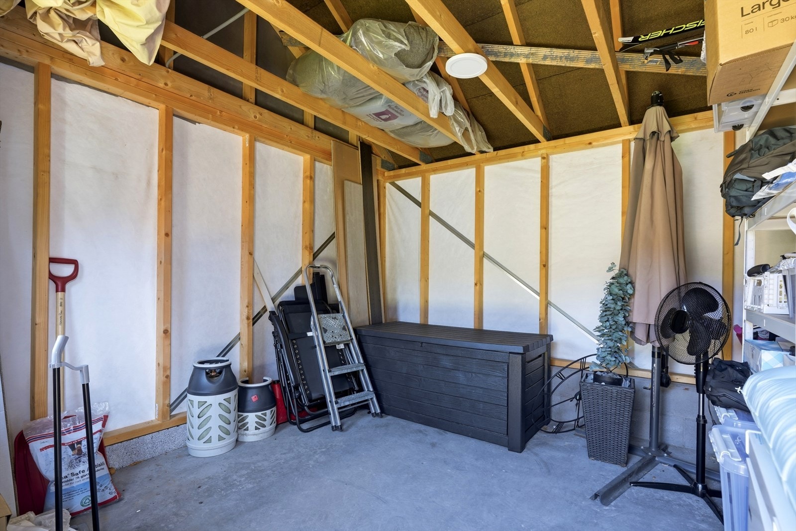 I bakkant av carporten er det en romslig, frittstående bod for ekstra lagring. Galleribilde