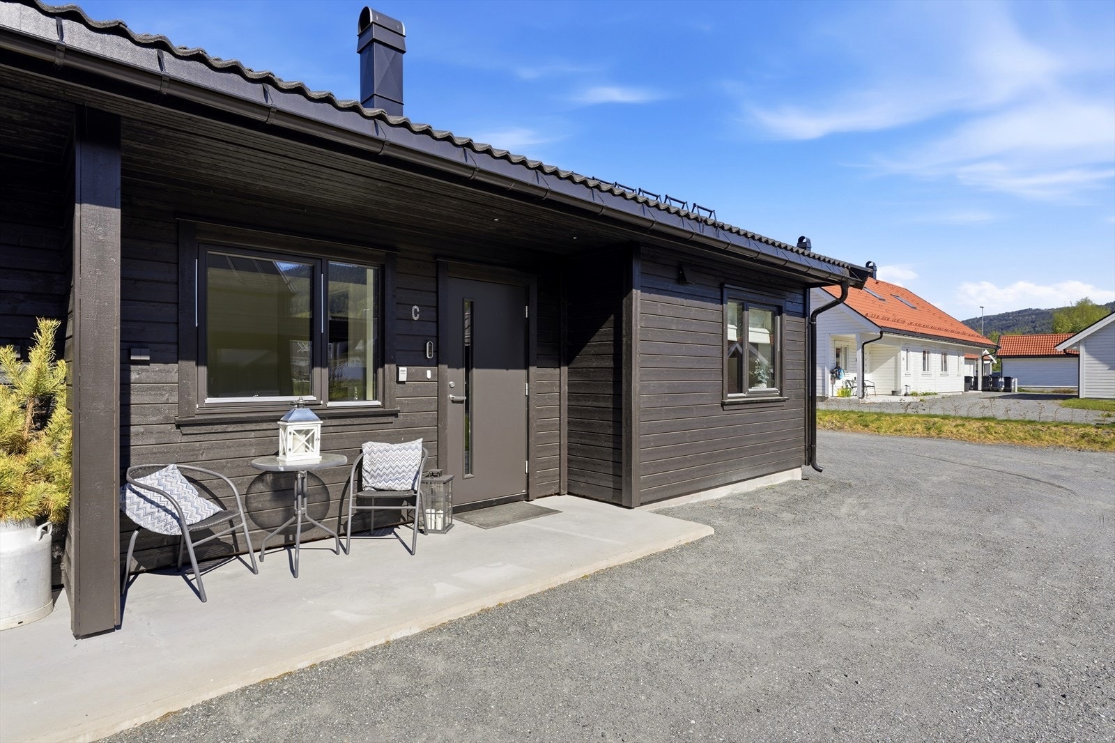 Inngangspartiet gir mulighet for en hyggelig sitteplass. Galleribilde