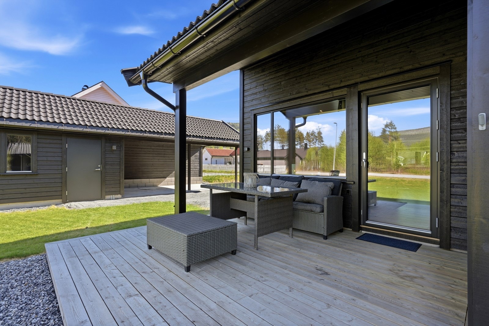 Uteplassen er lett tilgjengelig fra stuen, noe som gjør den til en naturlig del av boligen. Galleribilde