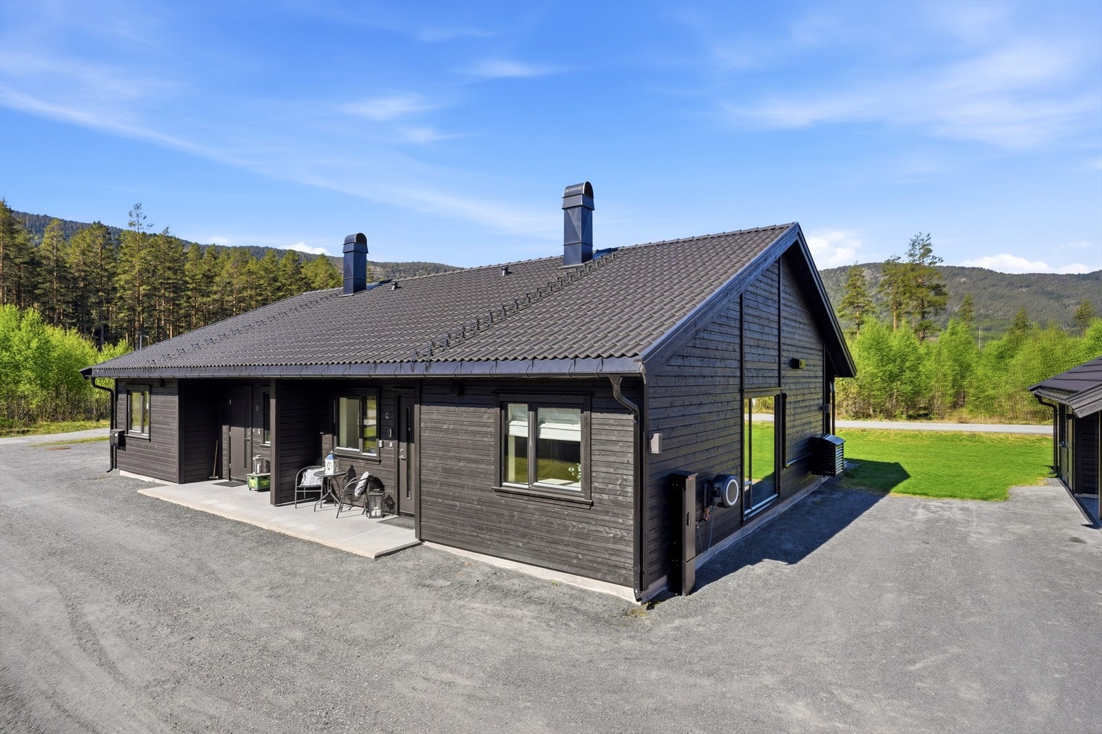 Fasaden har en stilren med mørk liggende bordkledning. Galleribilde