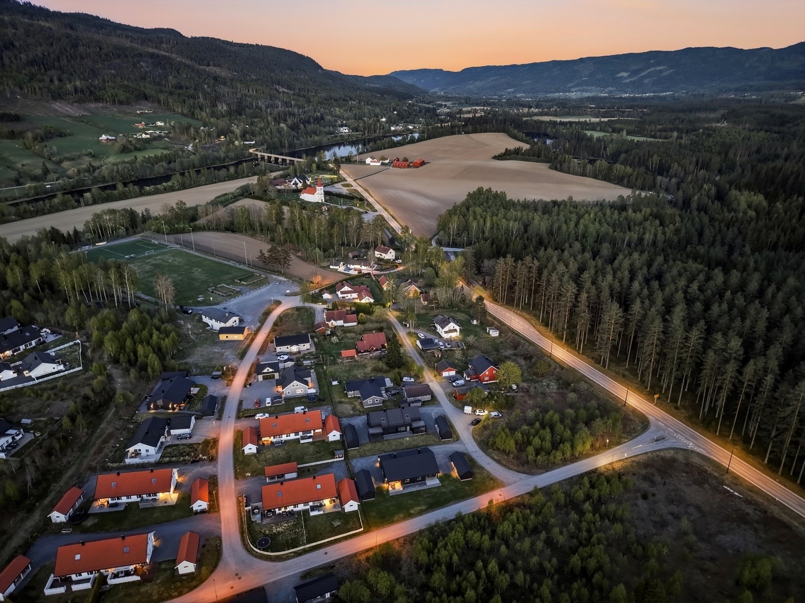 Nærområdet byr på landlige omgivelser, med kort vei til Efteløt idrettspark. Galleribilde