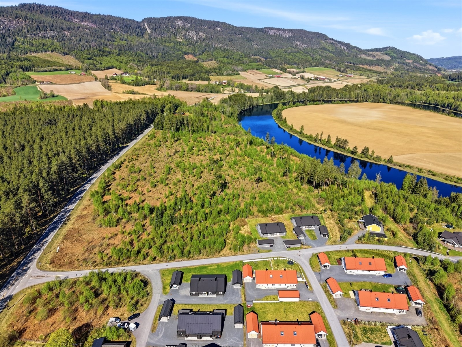 Beliggenhet i et rolig og etablert boligområde. Galleribilde