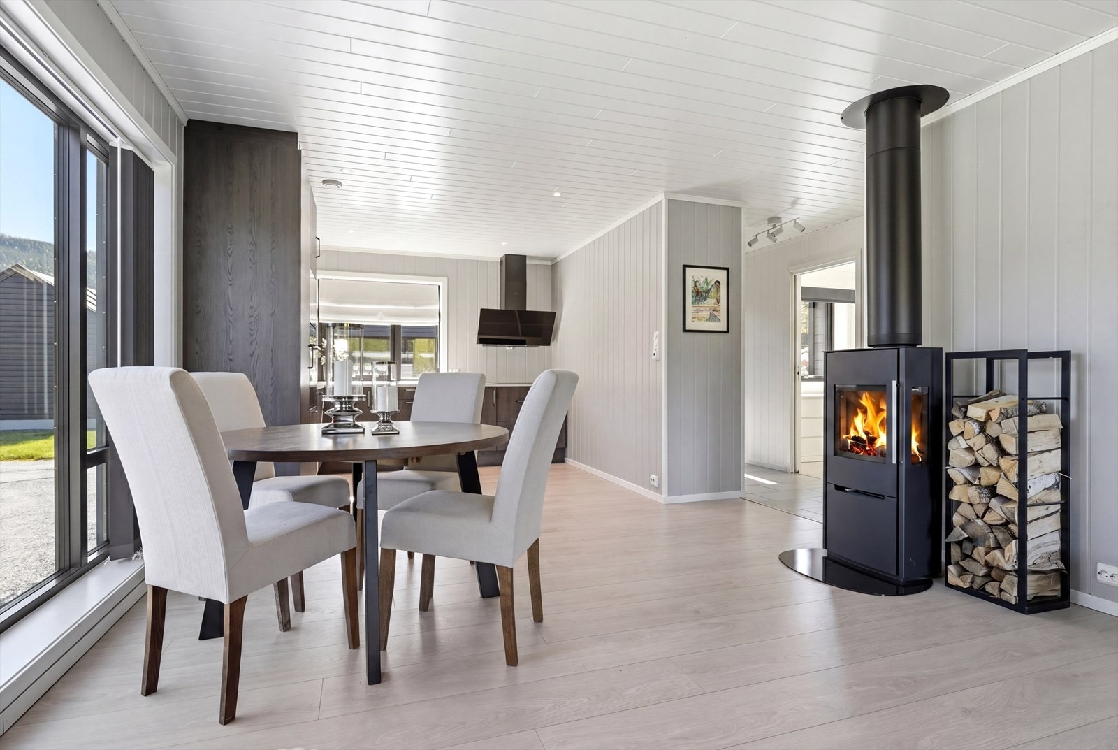 En moderne vedovn sørger for ekstra varme og hygge på kalde dager. Galleribilde