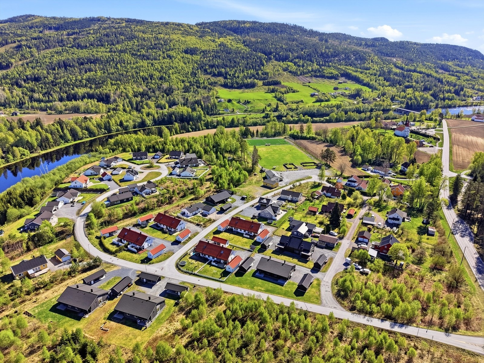 Efteløt skole for 1.-7. trinn ligger kun 800 meter unna. Galleribilde
