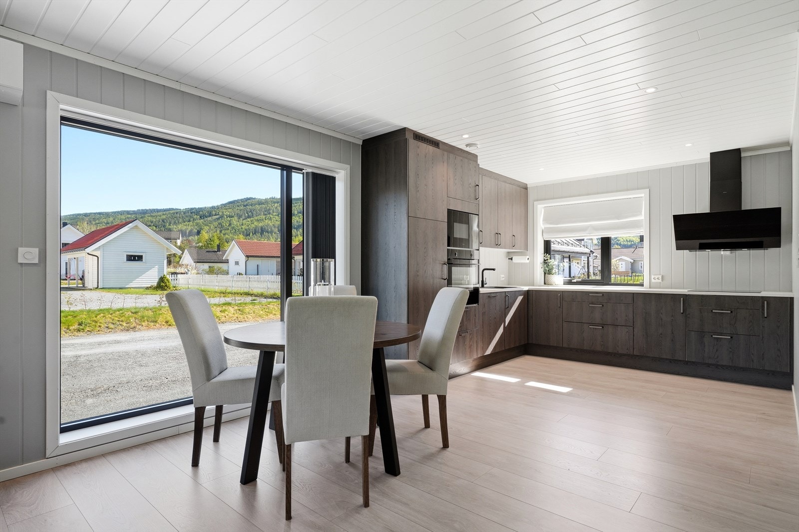 Den åpne løsningen mellom stue og kjøkken skaper et sosialt og luftig allrom. Galleribilde