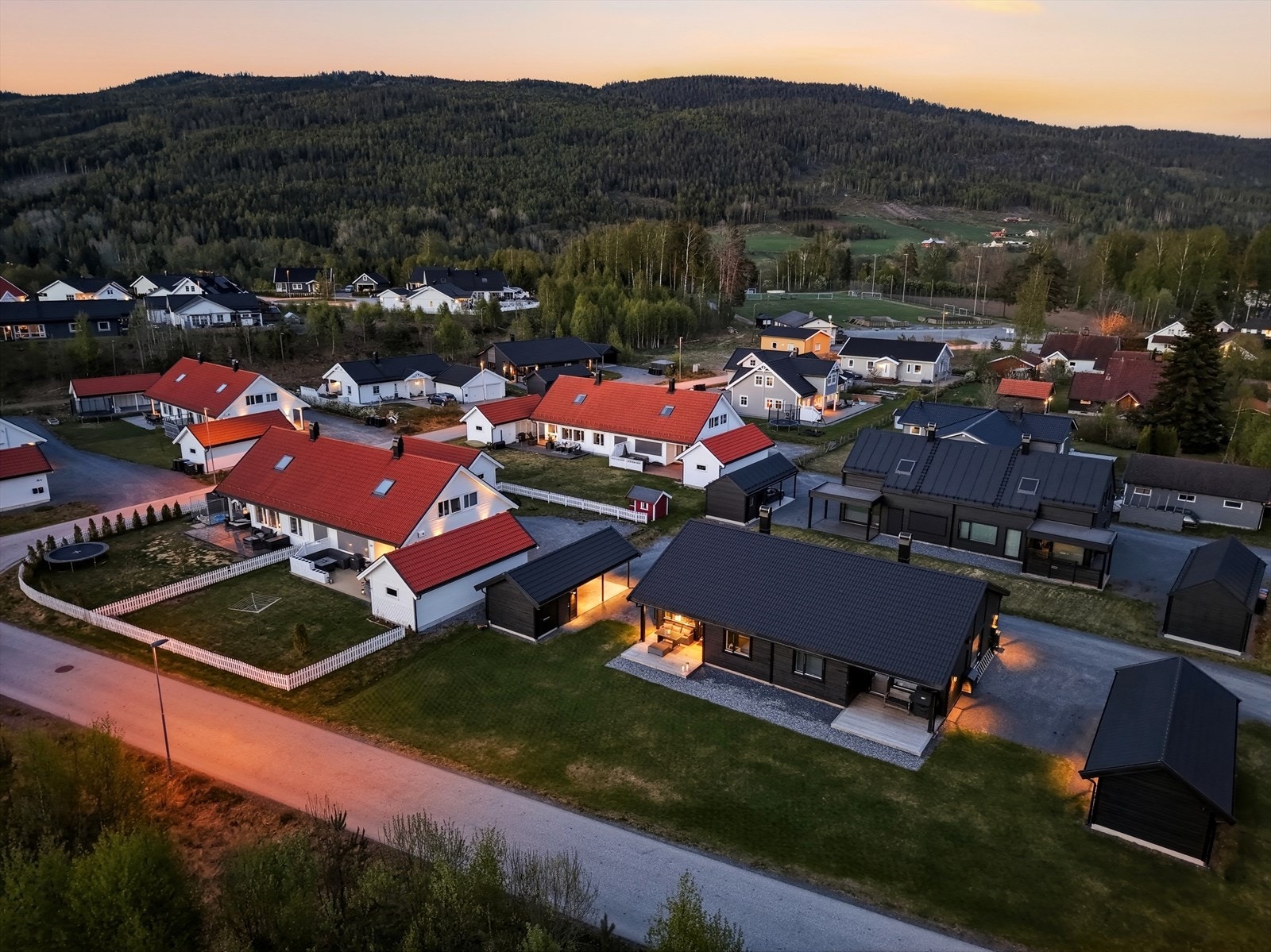 Boligen ligger i et etablert og barnevennlig boligområde i Efteløt. Galleribilde