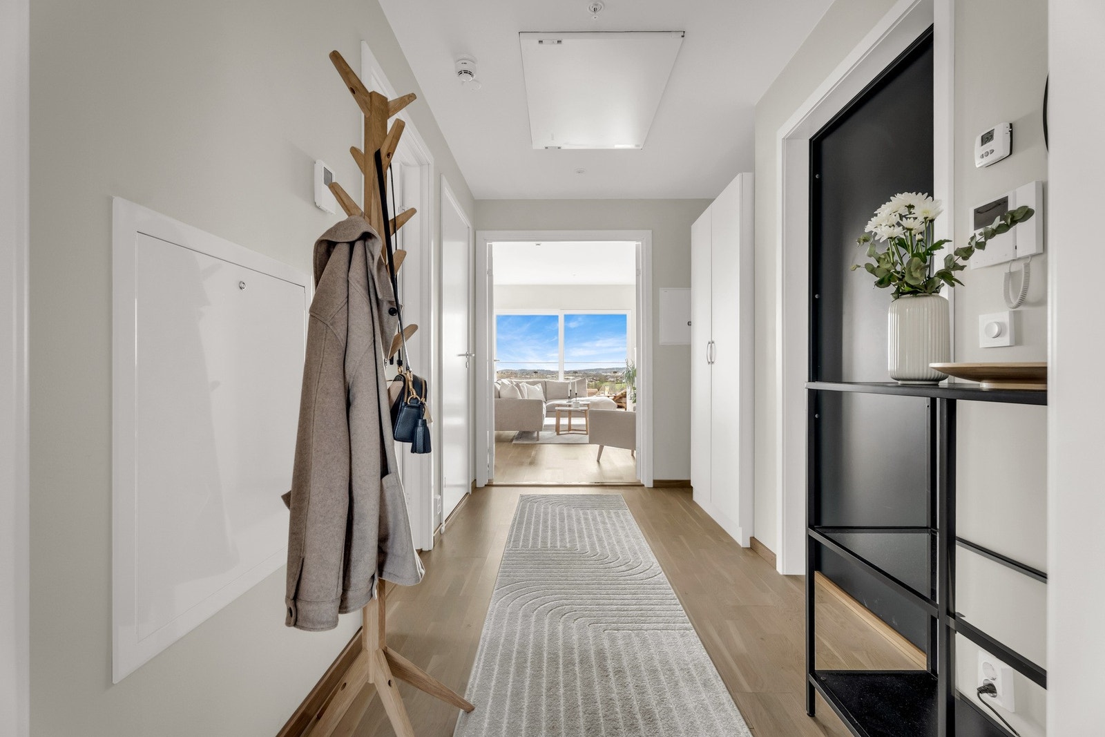 Romslig gang med garderobe. Enkel adkomst til leiligheten via heis i bygget. Galleribilde