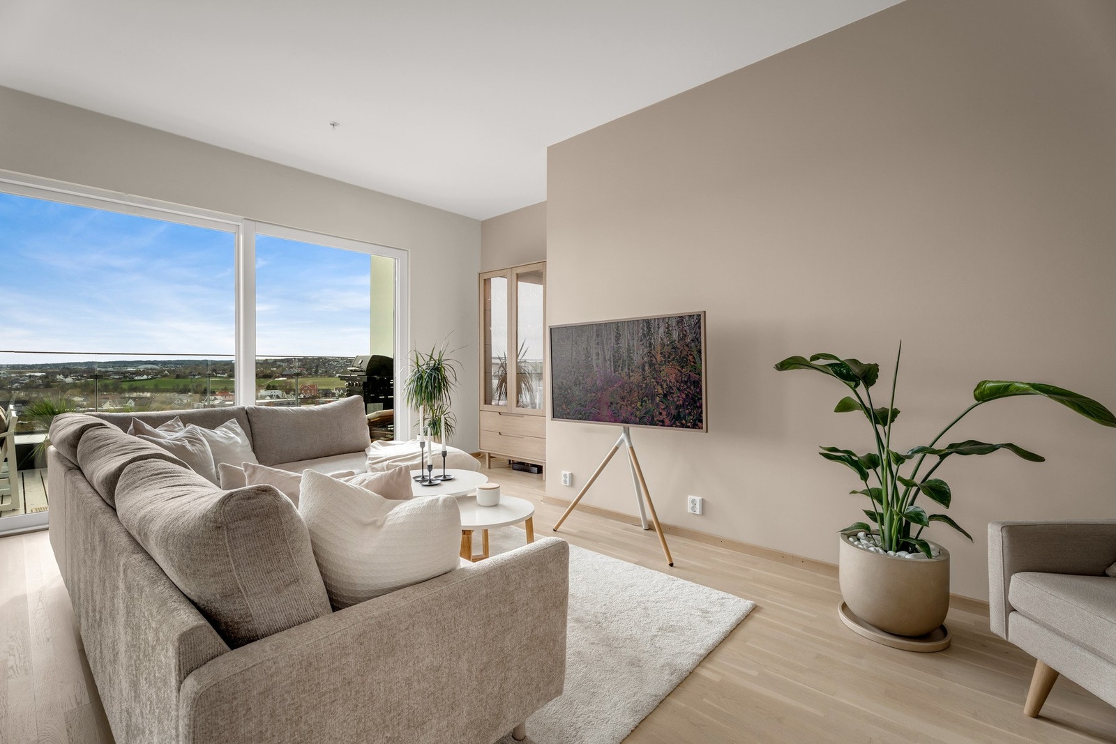 Leiligheten har nøytrale, fine fargevalg. Parkett på gulvet, med vannbåren varme. Galleribilde